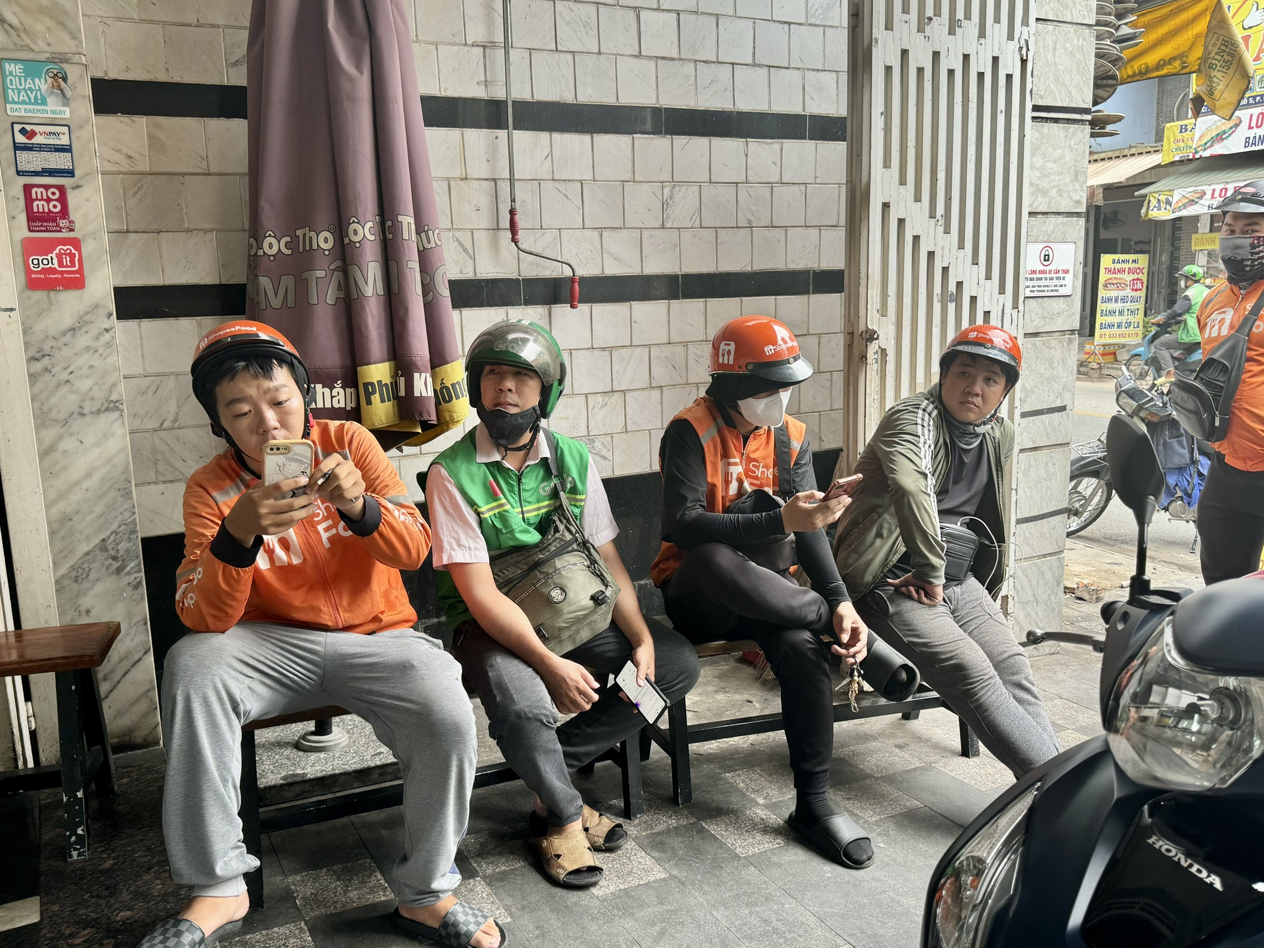 Nhân viên quán cơm tấm để shipper chờ 30 phút vì 'không phải khách': Đại diện quán nói gì?- Ảnh 3. Nhân viên quán cơm tấm để shipper chờ 30 phút vì 'không phải khách': Đại diện quán nói gì?- Ảnh 3.