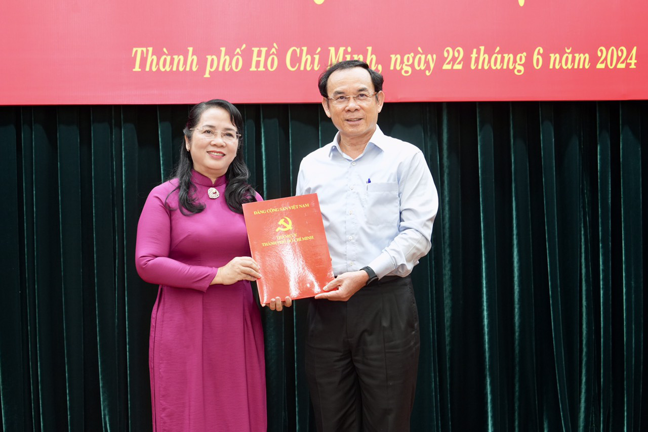 Bà Trần Kim Yến làm chủ nhiệm Ủy ban Kiểm tra Thành ủy TP.HCM- Ảnh 2. Bí thư Thành ủy TP.HCM Nguyễn Văn Nên trao quyết định cho bà Trần Kim Yến - Ảnh: HỮU HẠNH