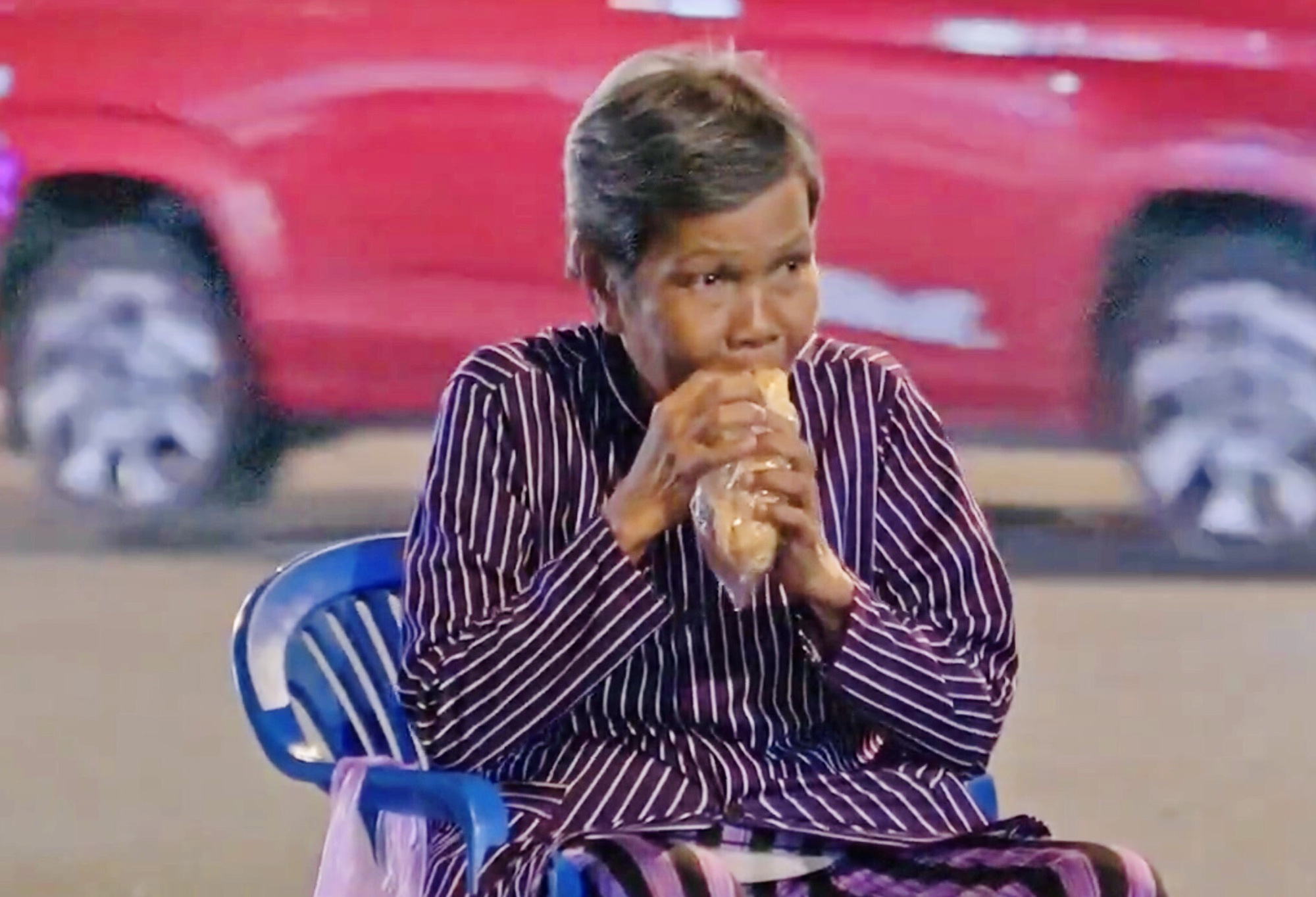 Người dân ăn bánh mì xá xíu một cách ngon lành - Ảnh chụp màn hình Người dân ăn bánh mì xá xíu một cách ngon lành - Ảnh chụp màn hình
