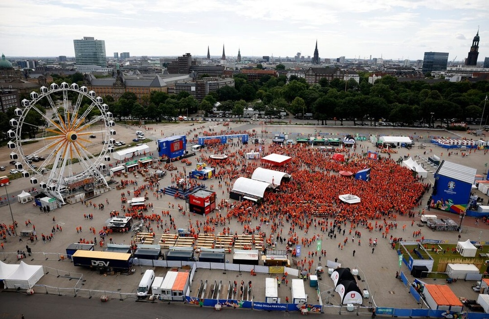 Du khách tập trung ở khu vực dành cho người hâm mộ trước trận Ba Lan - Hà Lan, thành phố Hamburg, Đức ngày 16/6. Ảnh: Reuters