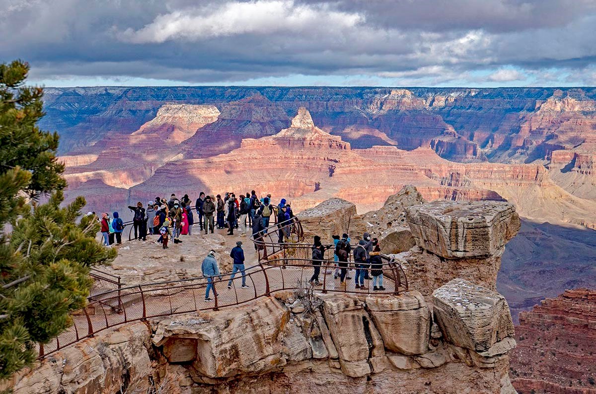 Du khách tập trung tại Mather Point để ngắm Đại vực Grand Canyon, một điểm du lịch hút khách tại Mỹ. Ảnh: NPS