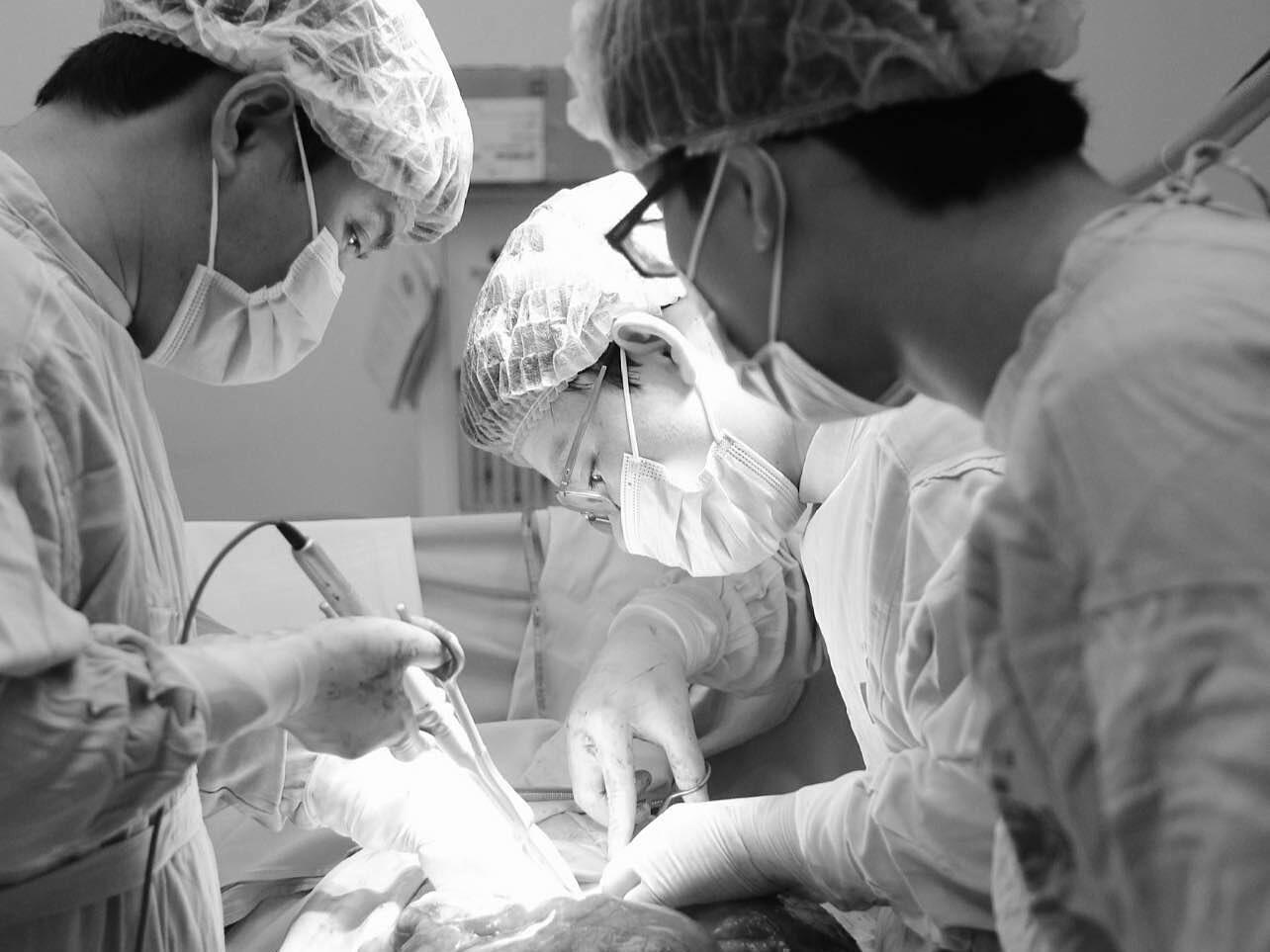 Các bác sĩ phẫu thuật bóc khối u cho bệnh nhân. Ảnh: Hà Trần