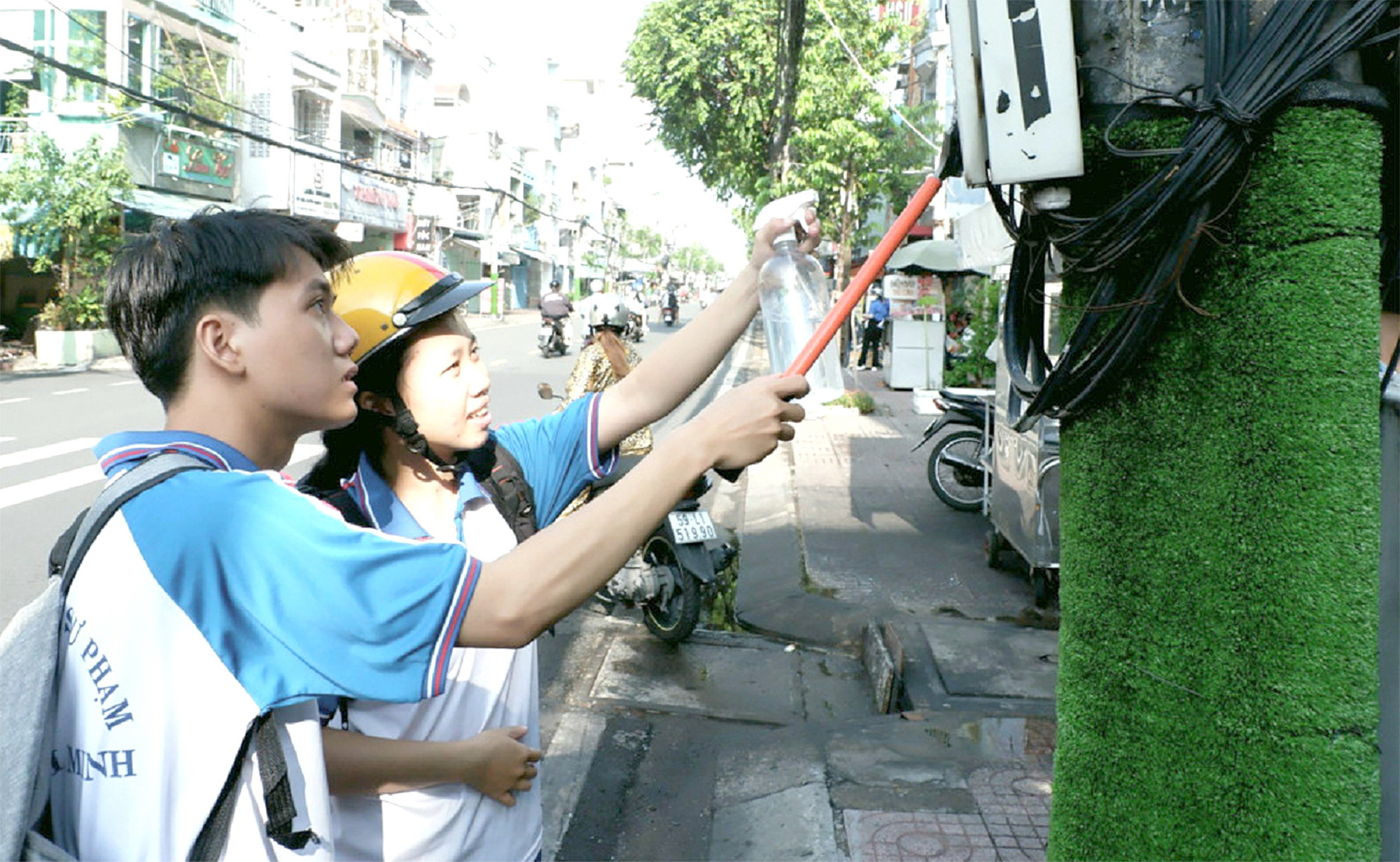 Nói không với tệ nạn xã hội- Ảnh 1. Các bạn trẻ tham gia xóa quảng cáo sai quy định trên tuyến đường Hưng Phú (phường 9, quận 8, TP.HCM) - Ảnh: K.ANH