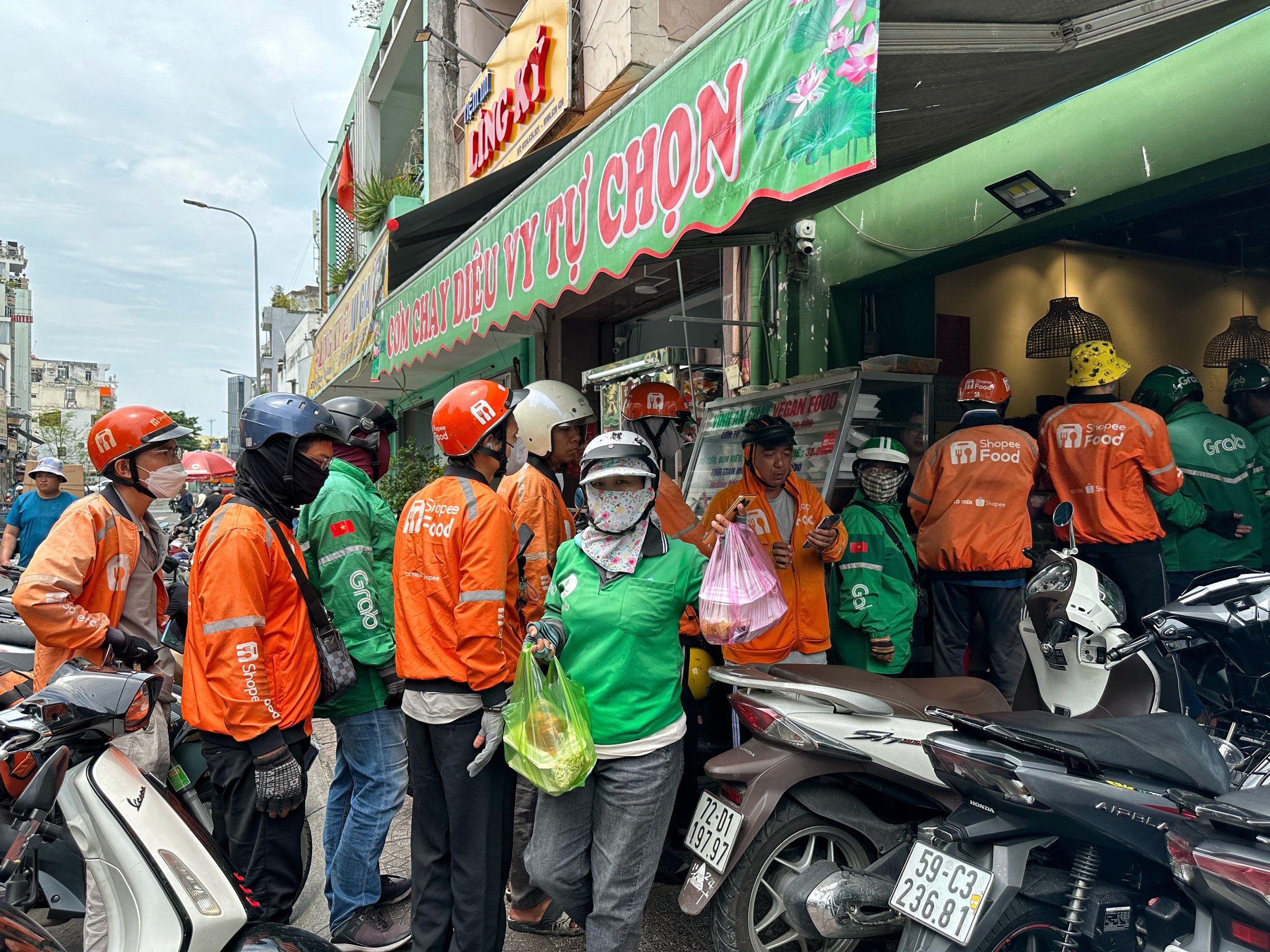 Shipper 'vây kín' quán chay TP.HCM, quán bán gấp 3 - 4 lần dịp lễ Phật đản- Ảnh 3. Shipper 'vây kín' quán chay TP.HCM, quán bán gấp 3 - 4 lần dịp lễ Phật đản- Ảnh 3.
