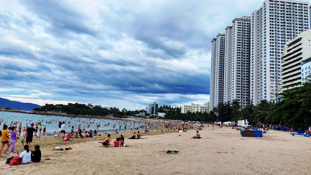 Tắm biển Hòn Chồng Nha Trang dân kêu bị mẩn ngứa, vì sao?- Ảnh 1. Khu bãi biển Hòn Chồng Nha Trang chiều 24-6-2024 - Ảnh: PHAN SÔNG NGÂN