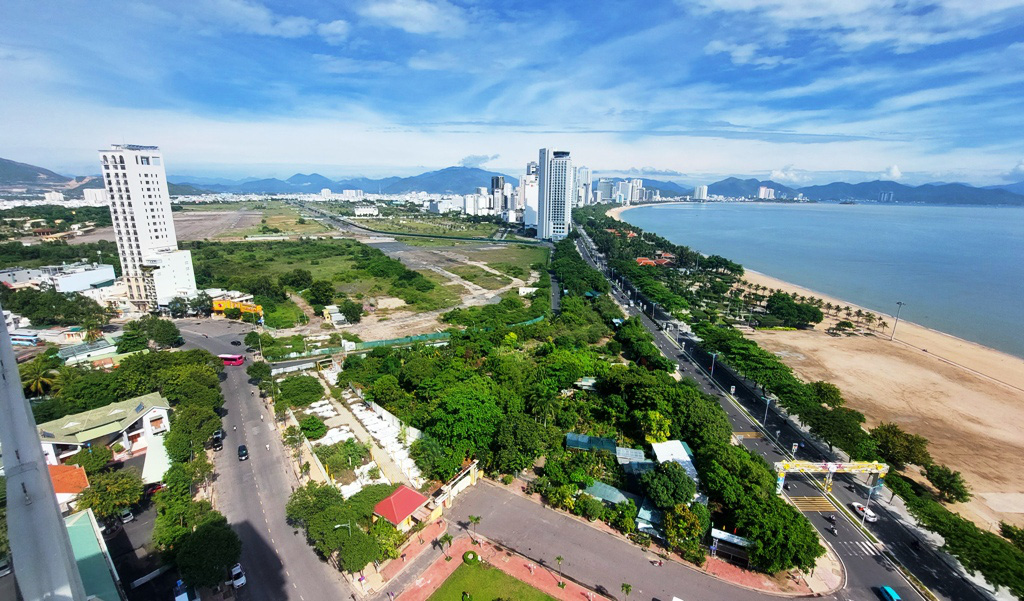 Khánh Hòa thu hút dự án FDI gặp khó vì các loại quy hoạch- Ảnh 2. Sân bay Nha Trang cũ bên biển Nha Trang có giá trị như