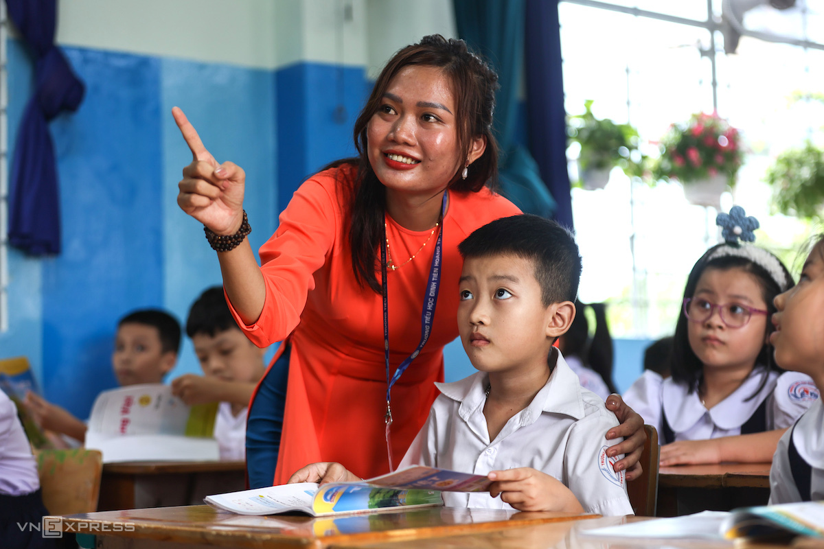 Giáo viên trường Tiểu học Đinh Tiên Hoàng, TP HCM, tháng 9/2023. Ảnh: Quỳnh Trần