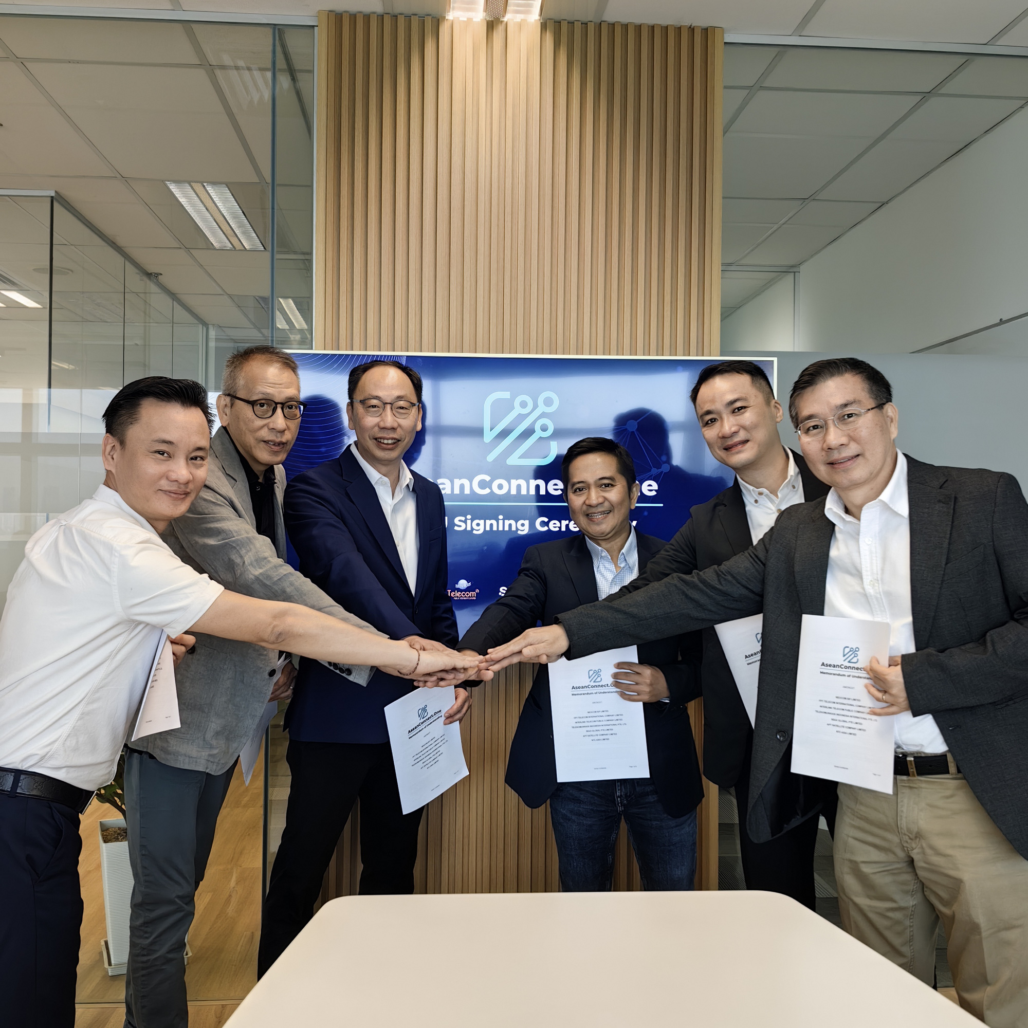Liên minh AseanConnect.One- Ảnh 2. Ông Trần Hải Dương - chủ tịch kiêm tổng giám đốc FTI (ngoài cùng bên trái) - cùng đại diện các công ty thành viên của AseanConnect.One tại lễ công bố