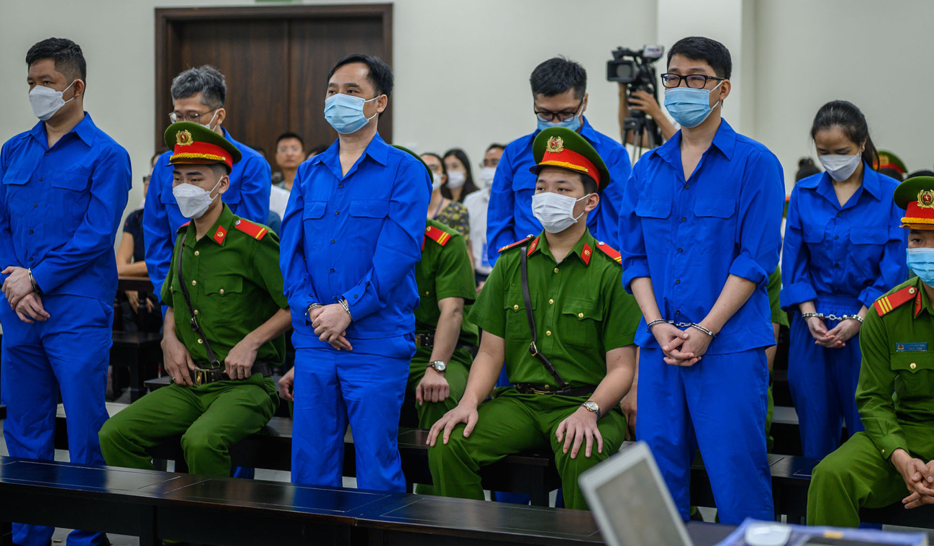 Cựu Chủ tịch Chứng khoán Trí Việt Phạm Thanh Tùng (trái) trong phiên tòa tháng 5/2023 liên quan vụ án cựu chủ tịch Louis Holdings Đỗ Thành Nhân (giữa, hàng đầu). Ảnh: Danh Lam