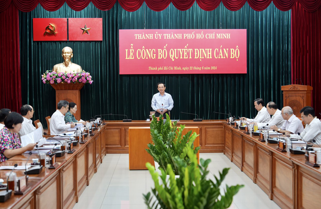 Bà Trần Kim Yến làm chủ nhiệm Ủy ban Kiểm tra Thành ủy TP.HCM- Ảnh 1. Bí thư Thành ủy TP.HCM Nguyễn Văn Nên chủ trì buổi lễ - Ảnh: HỮU HẠNH
