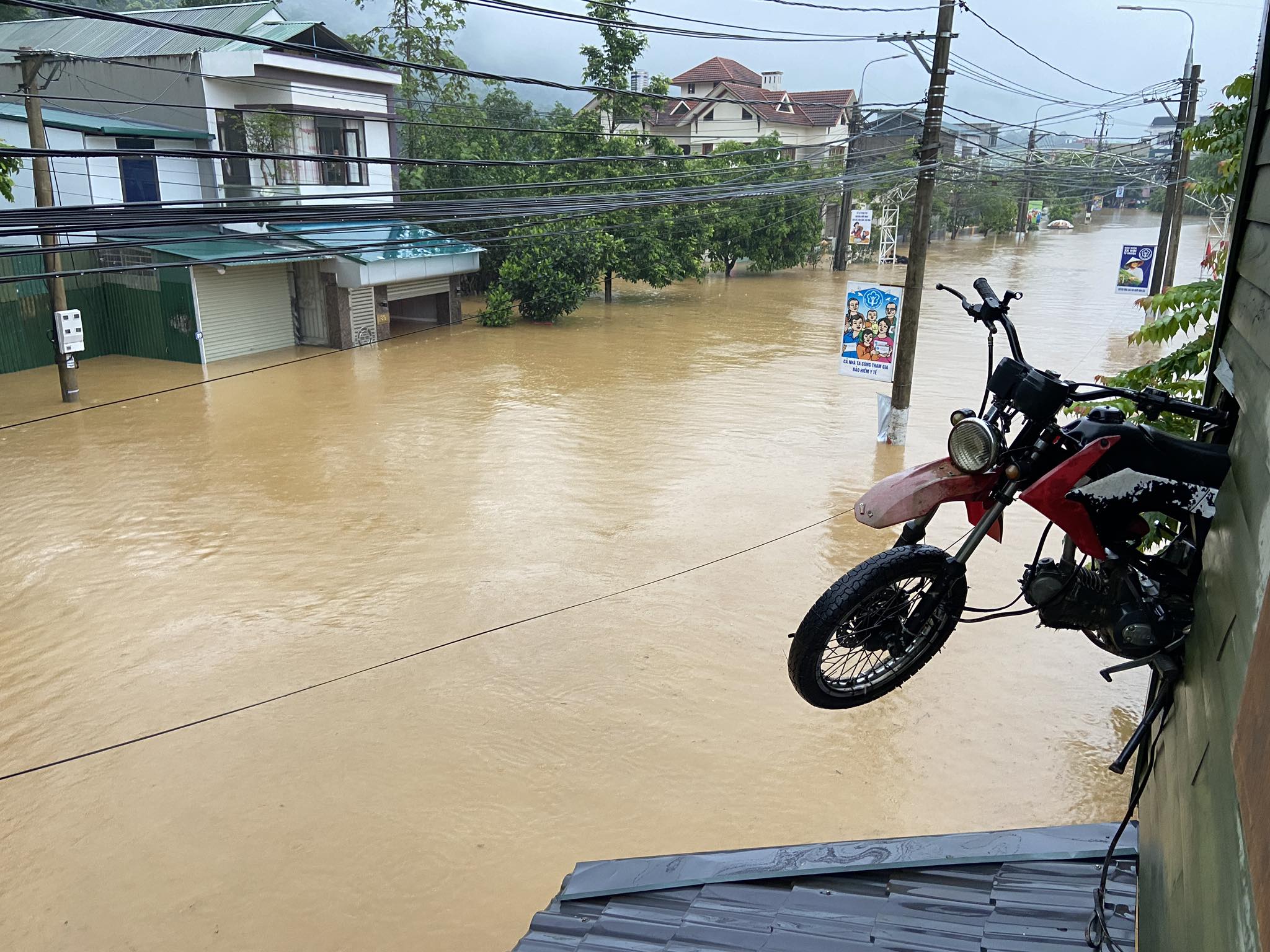 Mưa gây ngập diện rộng ở TP Hà Giang sáng 10/6. Ảnh: Nguyễn Cường