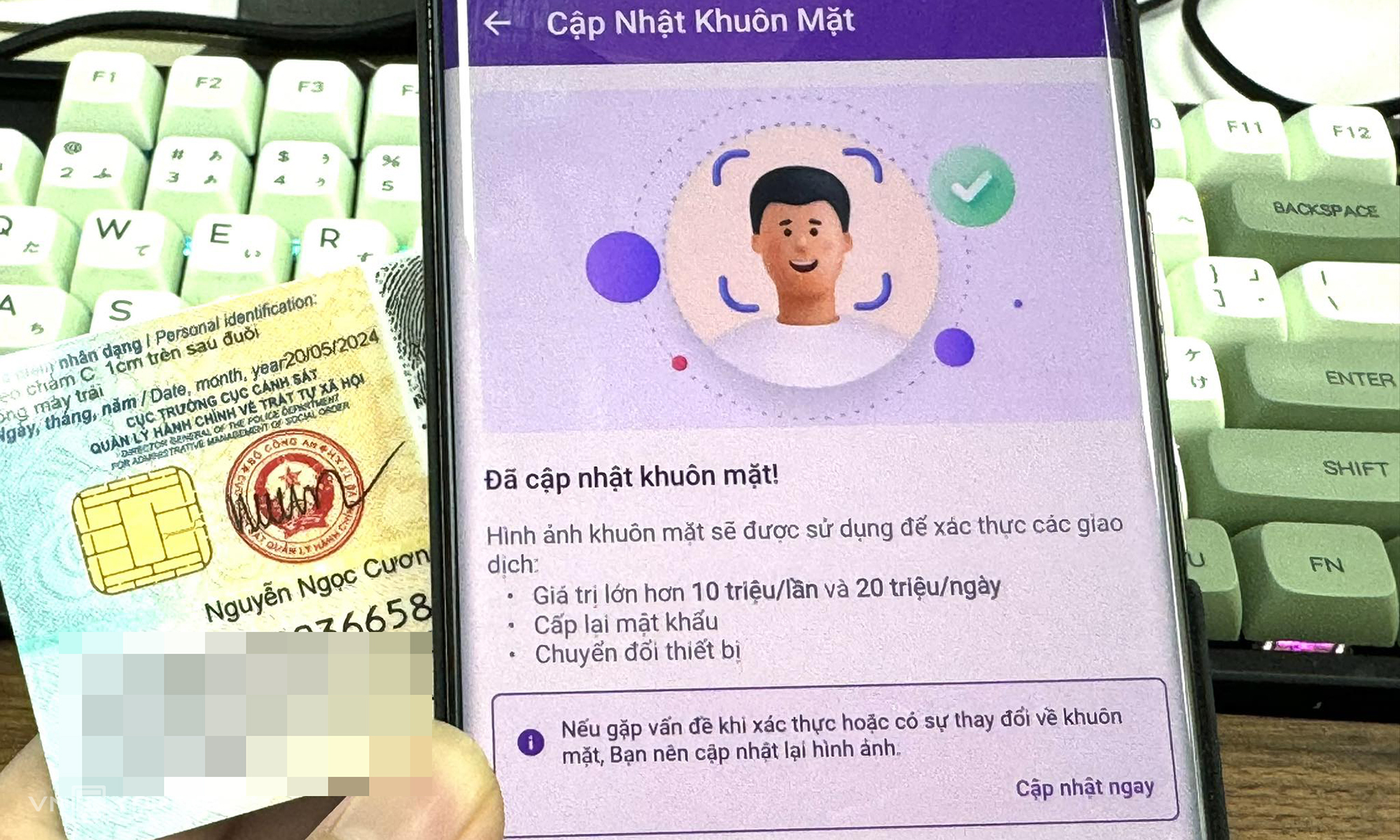 Khách hàng thực hiện cập nhật sinh trắc học trên ứng dụng ngân hàng. Ảnh: Anh Tú