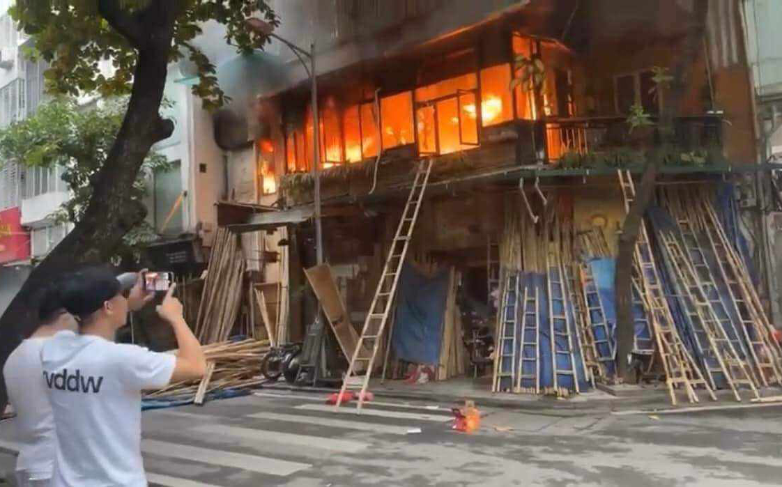 Lửa bốc cao từ tầng 2 của số nhà 23 Hàng Vải