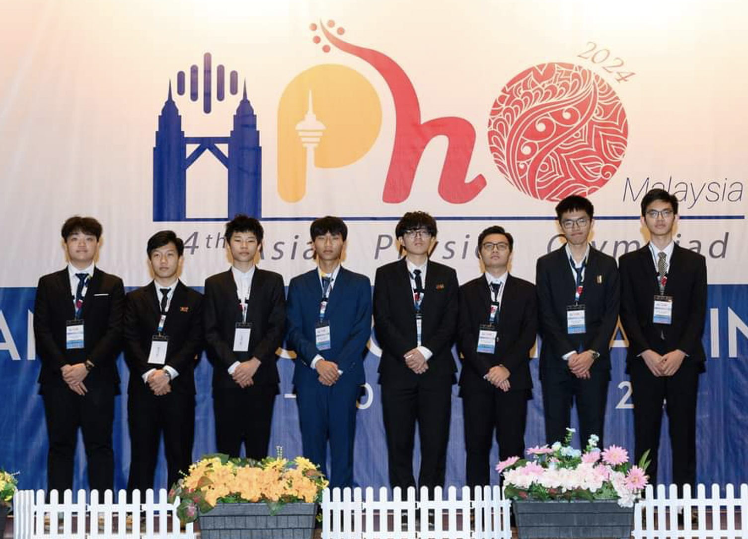 Trần Thế Công (thứ hai từ phải sang) cùng các học sinh đoàn Việt Nam tại APhO 2024. Ảnh: MOET