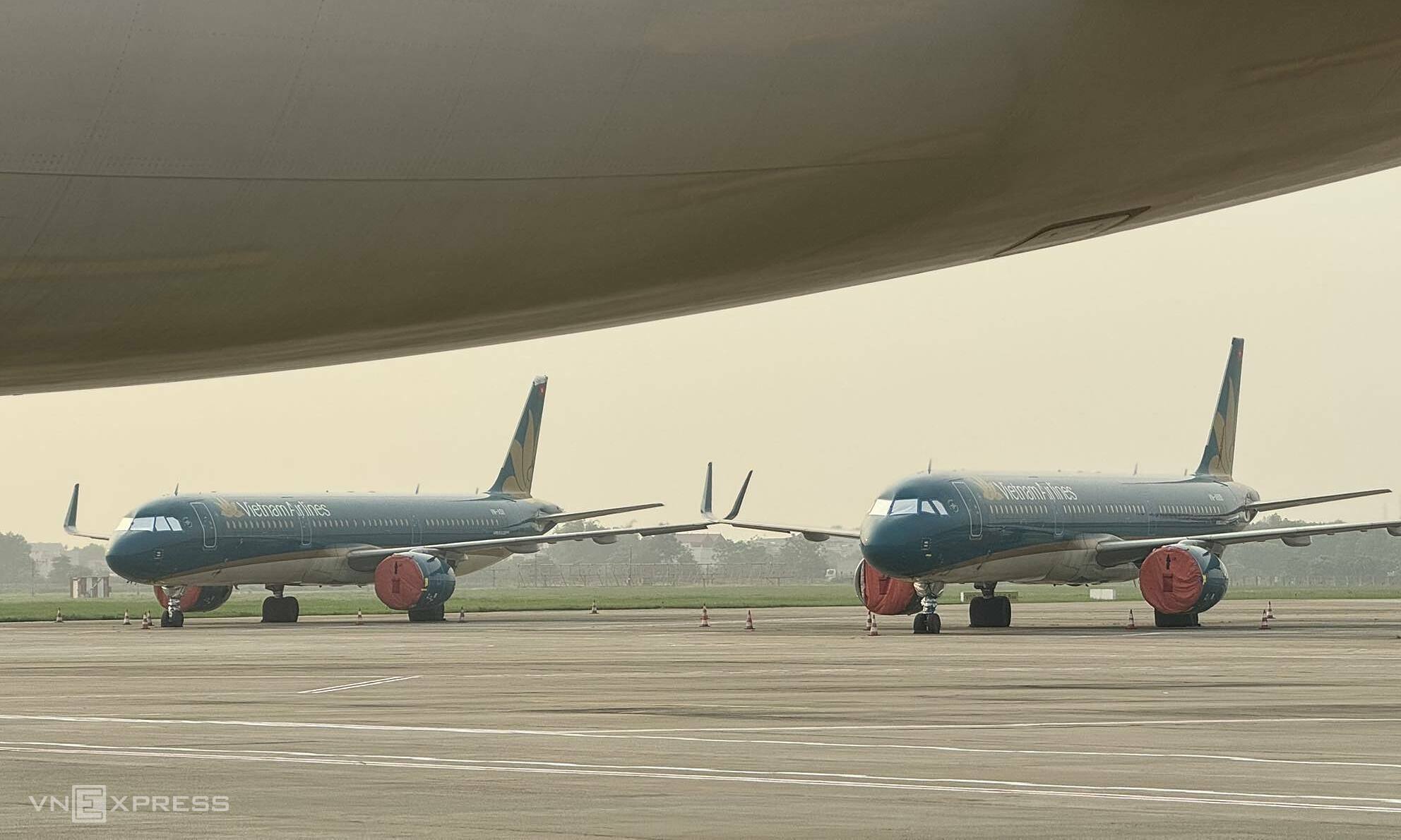 Hai tàu bay A321neo của Vietnam Airlines nằm sân tại Nội Bài để sửa chữa động cơ hồi tháng 4/2024. Ảnh: Anh Tú