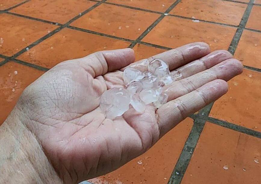 Mưa đá to bằng ngón tay cái ở trung tâm TP HCM. Ảnh: Người dân cung cấp