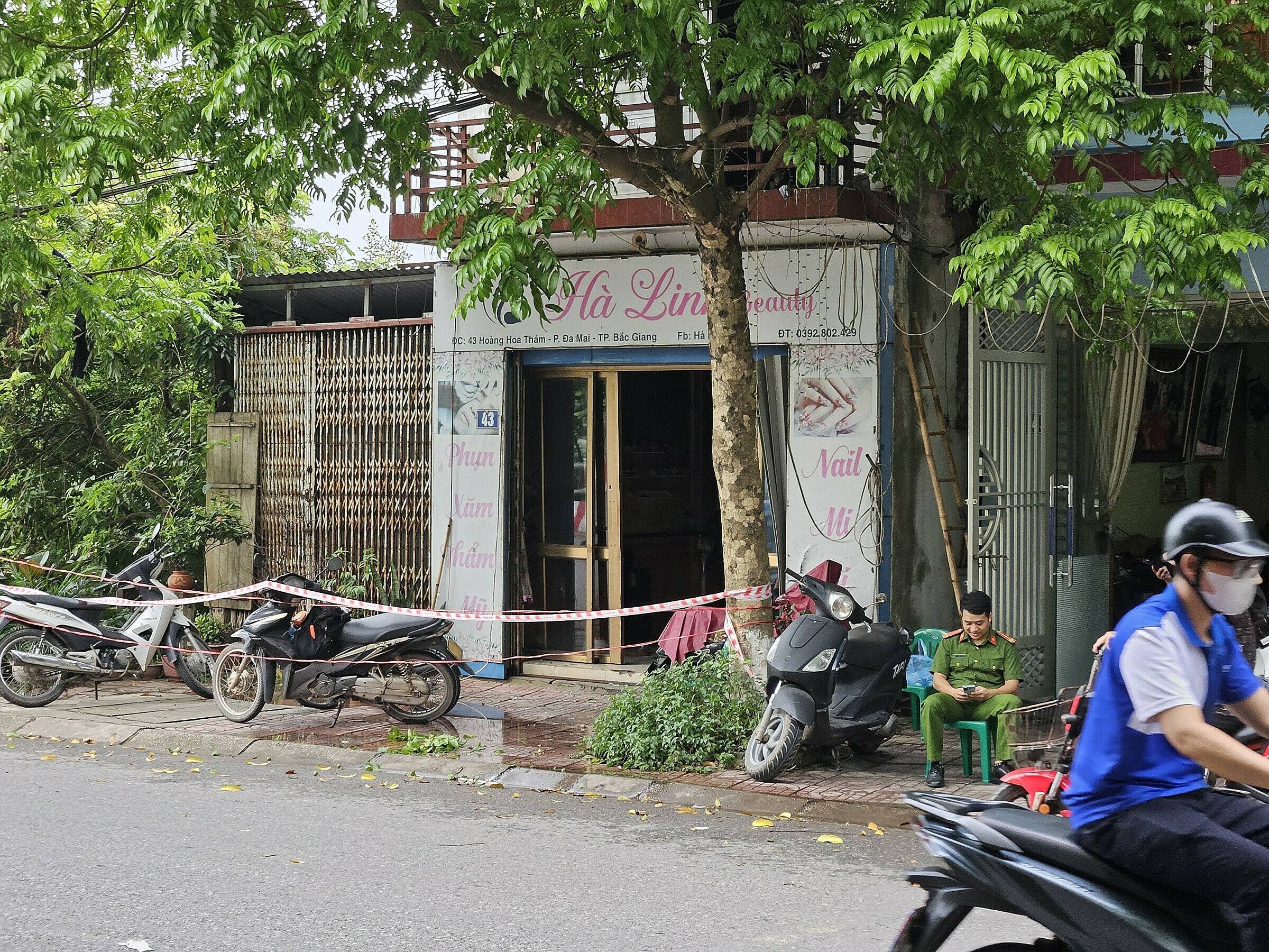 Ngôi nhà cháy đã được căng dây để lực lượng chức năng khám nghiệm hiện trường, điều tra nguyên nhân. Ảnh: CTV