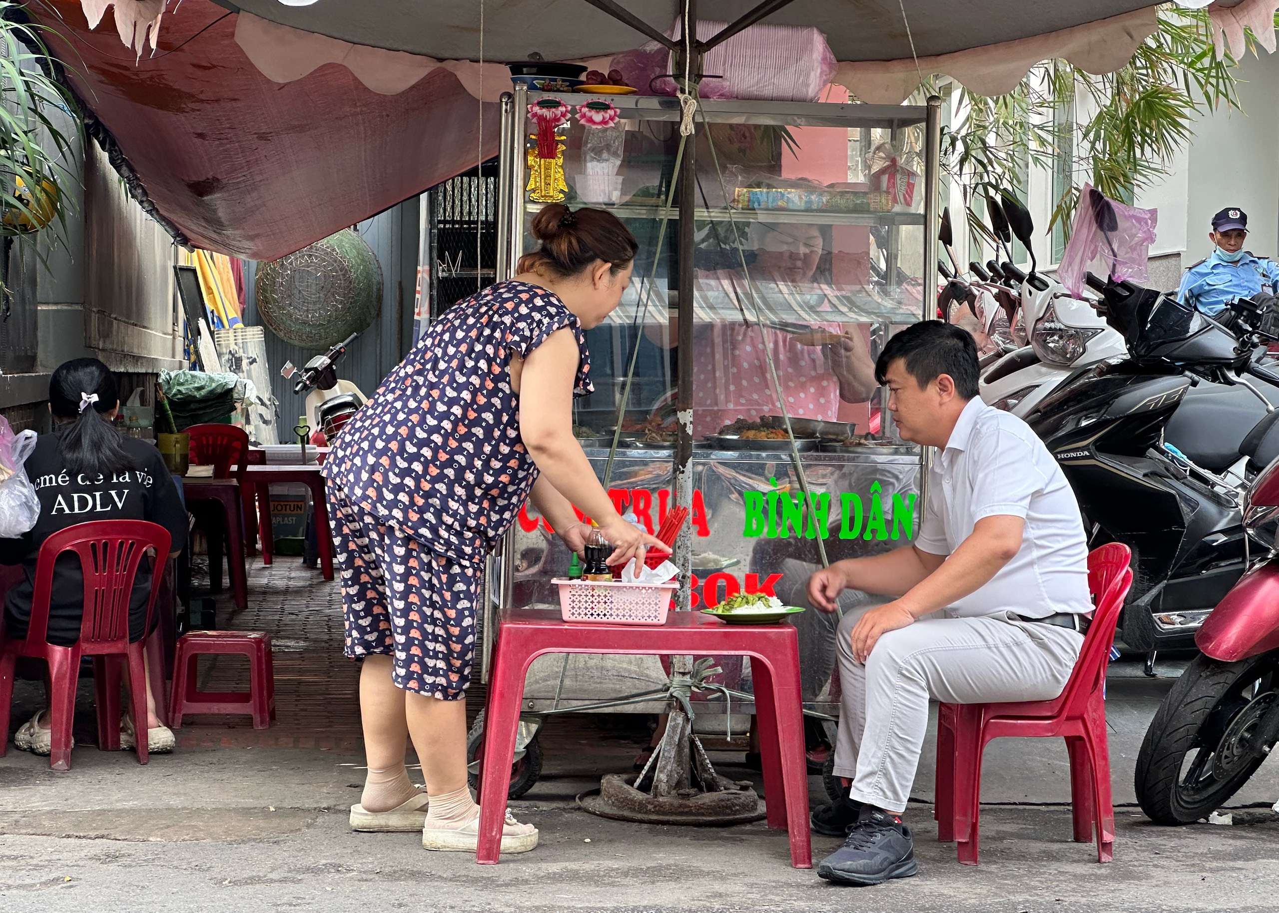 Thuê mặt bằng mở quán ở TP.HCM: Từ quán ăn vỉa hè 'lên đời', khách đông hơn hay bỏ đi?- Ảnh 3. Thuê mặt bằng mở quán ở TP.HCM: Từ quán ăn vỉa hè 'lên đời', khách đông hơn hay bỏ đi?- Ảnh 3.