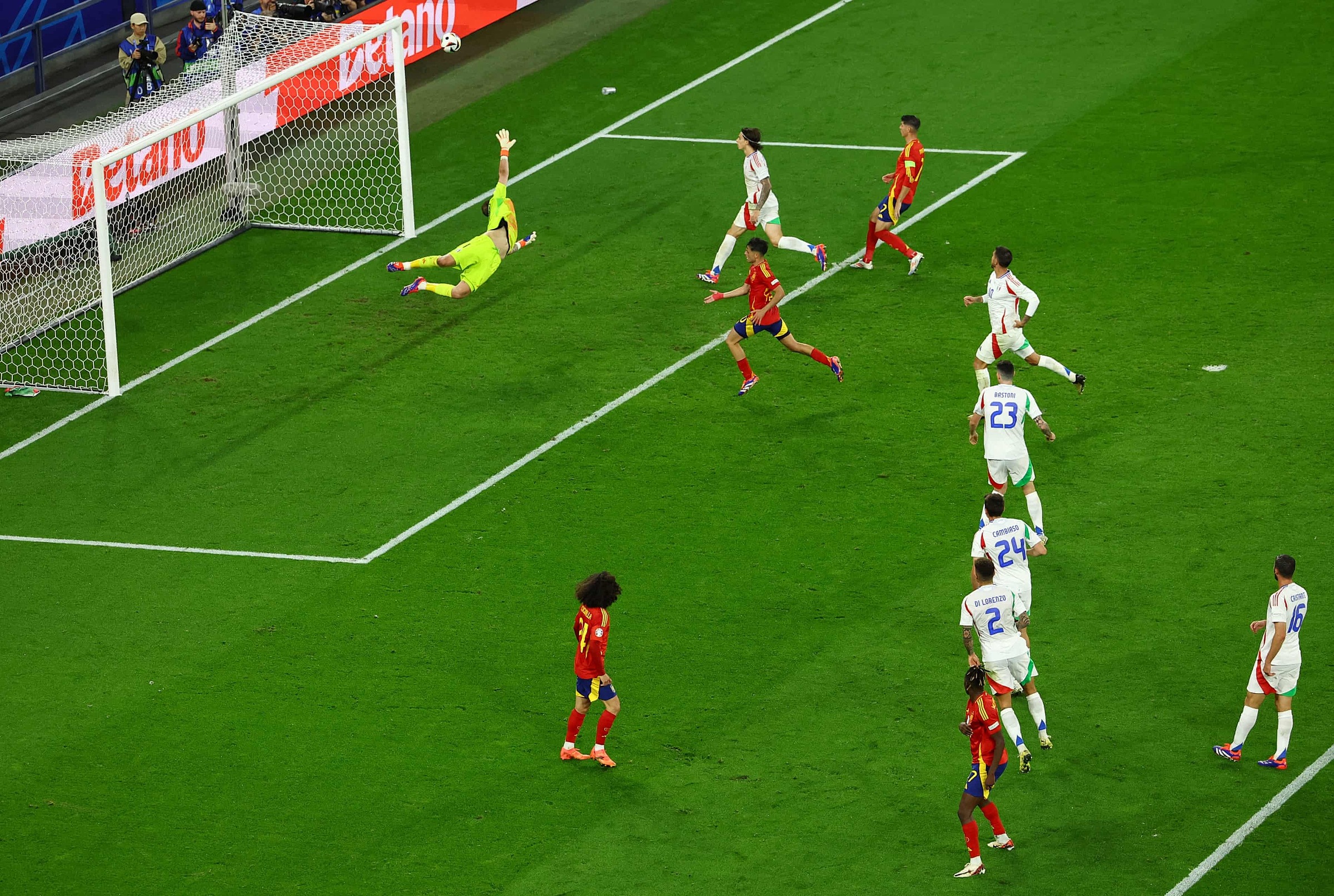Donnarumma bị đánh bại, nhưng bóng tìm đến xà ngang trong cú dứt điểm của Nico Williams ở phút 70. Ảnh: Reuters