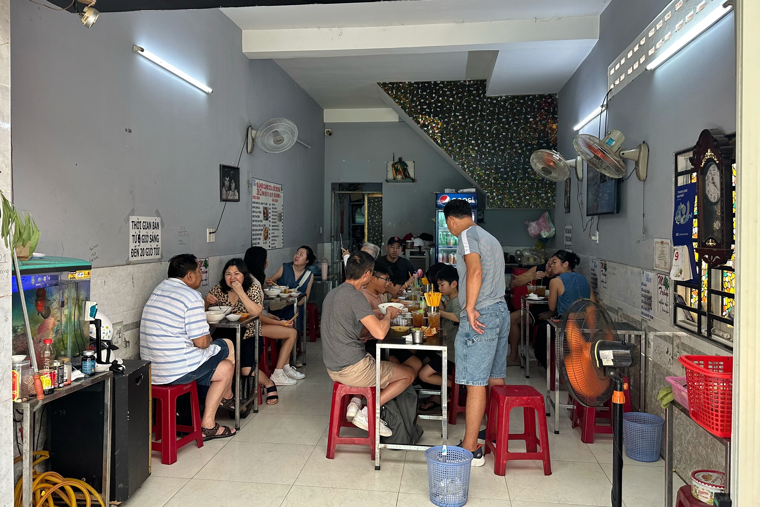 Đang bán đông khách bị lấy lại mặt bằng, nhiều chủ quán ở TP.HCM sốc tới bật khóc- Ảnh 4. Đang bán đông khách bị lấy lại mặt bằng, nhiều chủ quán ở TP.HCM sốc tới bật khóc- Ảnh 4.