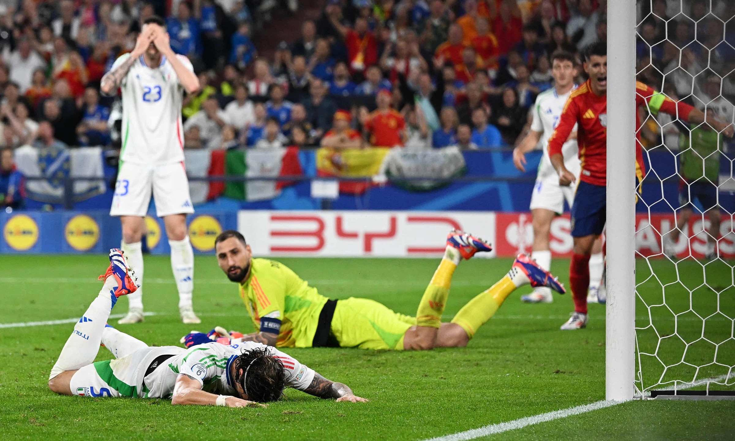 Ricardo Calafiori (áo trắng giữa) phản lưới khiến Italy thua Tây Ban Nha 0-1 ở lượt hai bảng B Euro 2024. Ảnh: Reuters