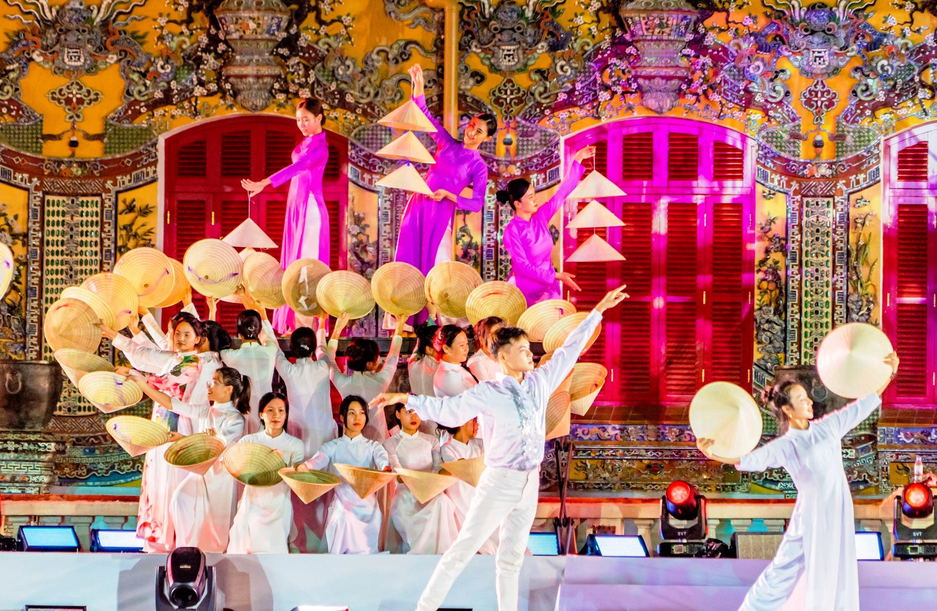 Festival Huế 2024 sẽ đánh thức hoàng cung- Ảnh 4. Show trình diễn áo dài trong đêm khai màn sẽ được Thừa Thiên Huế đầu tư, biến thành một sản phẩm du lịch tại Hoàng cung về đêm – Ảnh: BẢO MINH