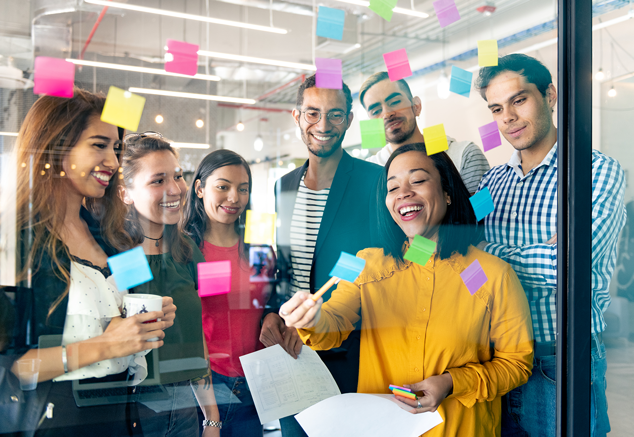 Nắm vững 6 bí kíp này, gen Z sẽ bớt 'điều tiếng' chốn văn phòng- Ảnh 1. Những người tìm việc gen Z biết điều chỉnh phương pháp giao tiếp sẽ có cơ hội kết nối tốt hơn - Ảnh: Glassdoor