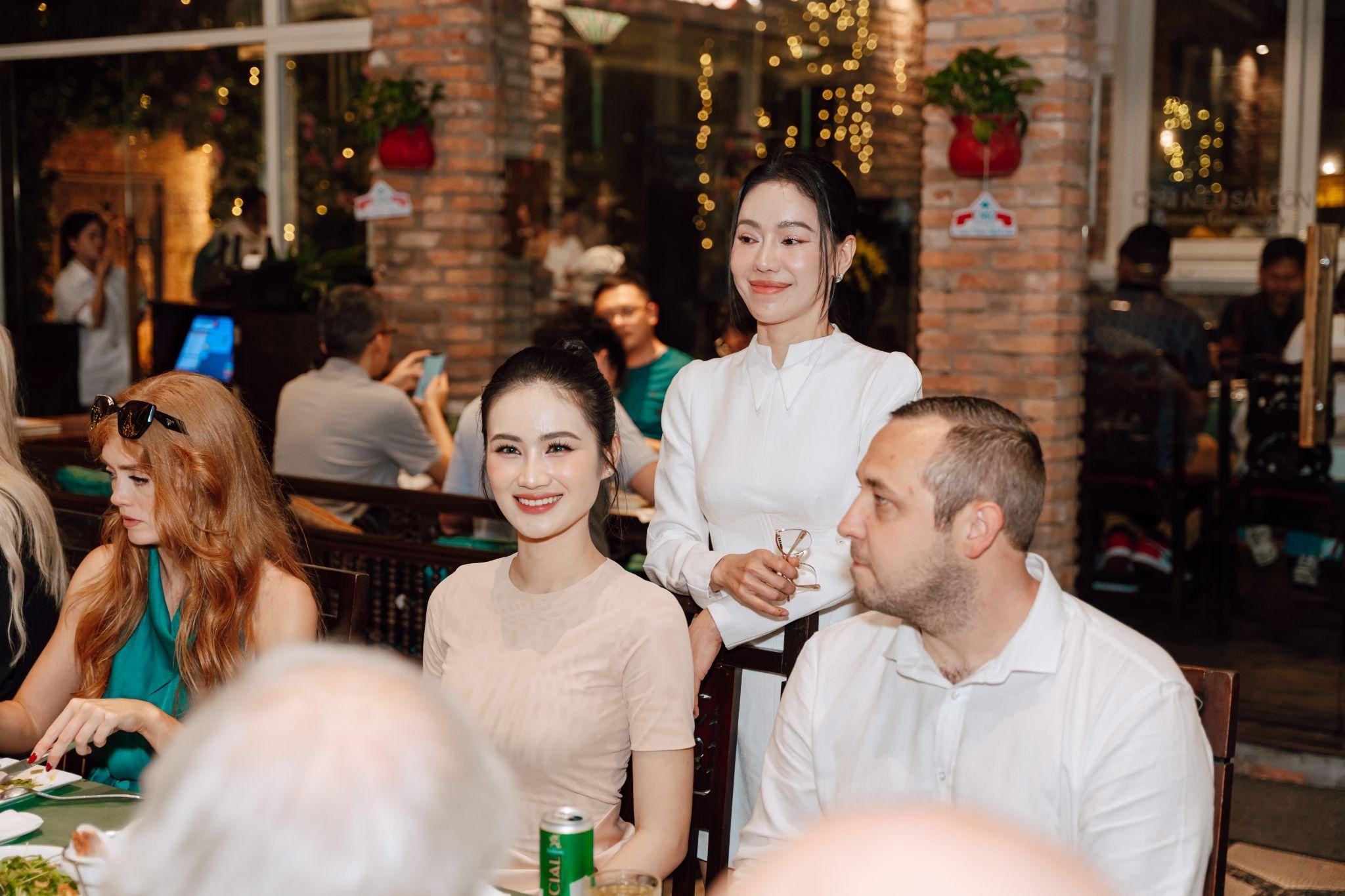 Bà Phạm Kim Dung và Hoa hậu Ý Nhi dùng bữa tối tại Cơm Niêu Sài Gòn Bà Phạm Kim Dung và Hoa hậu Ý Nhi dùng bữa tối tại Cơm Niêu Sài Gòn