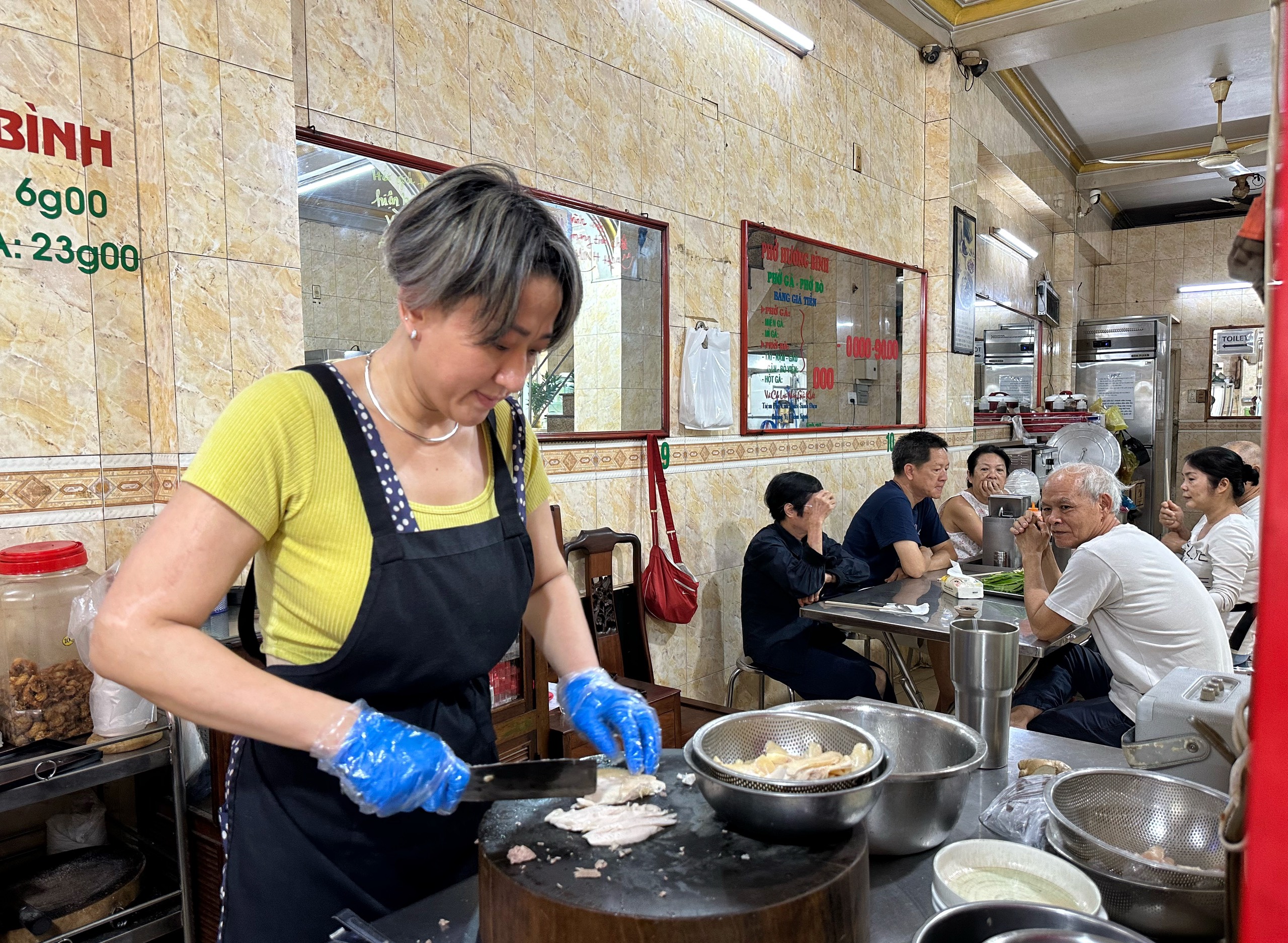 Quán 'phở Michelin' ở TP.HCM mở từ năm 1958: Chuyện chủ quán đứng quầy từ sáng tới tối- Ảnh 5. Quán 'phở Michelin' ở TP.HCM mở từ năm 1958: Chuyện chủ quán đứng quầy từ sáng tới tối- Ảnh 5.