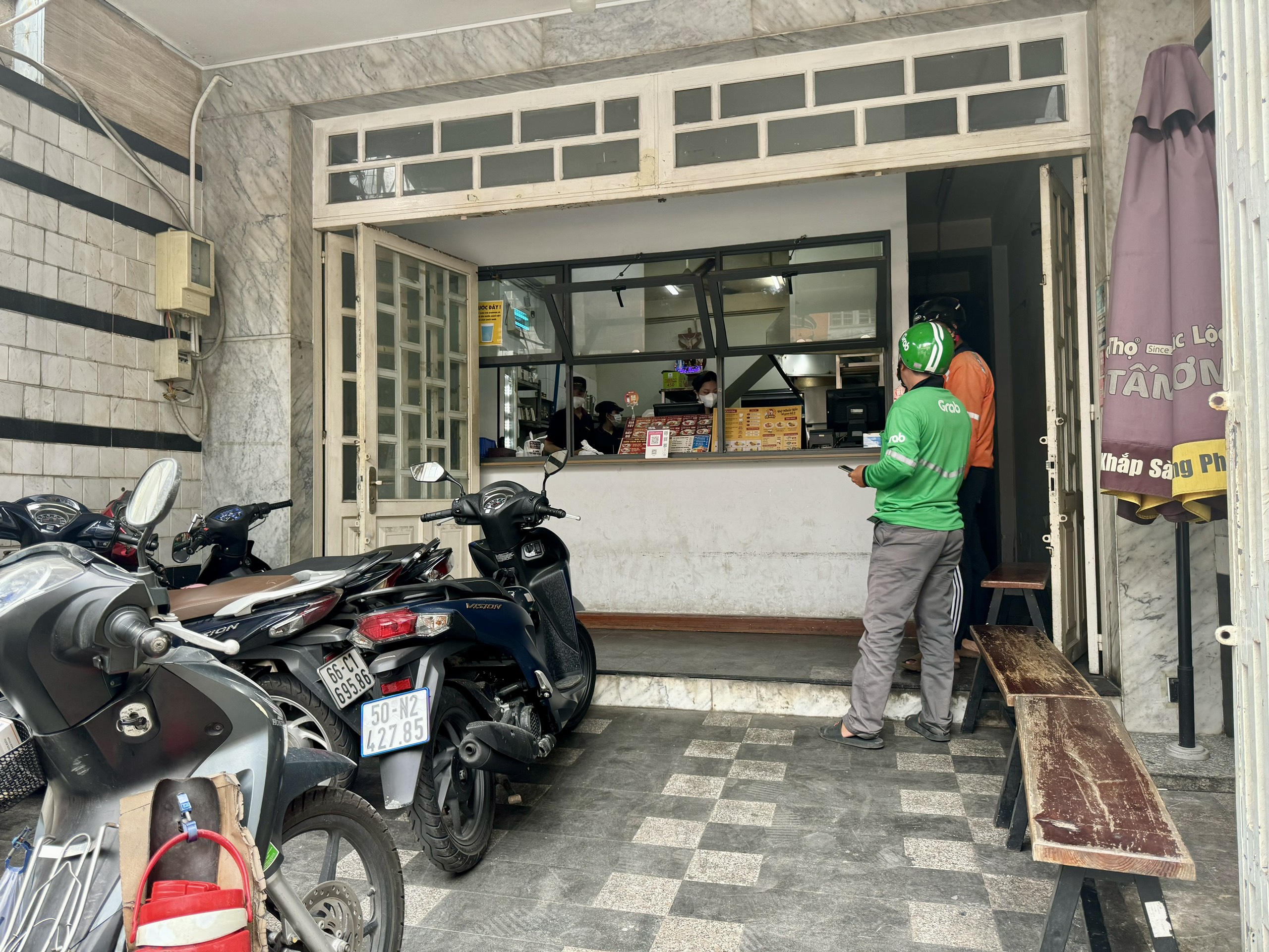 Nhân viên quán cơm tấm để shipper chờ 30 phút vì 'không phải khách': Đại diện quán nói gì?- Ảnh 2. Nhân viên quán cơm tấm để shipper chờ 30 phút vì 'không phải khách': Đại diện quán nói gì?- Ảnh 2.