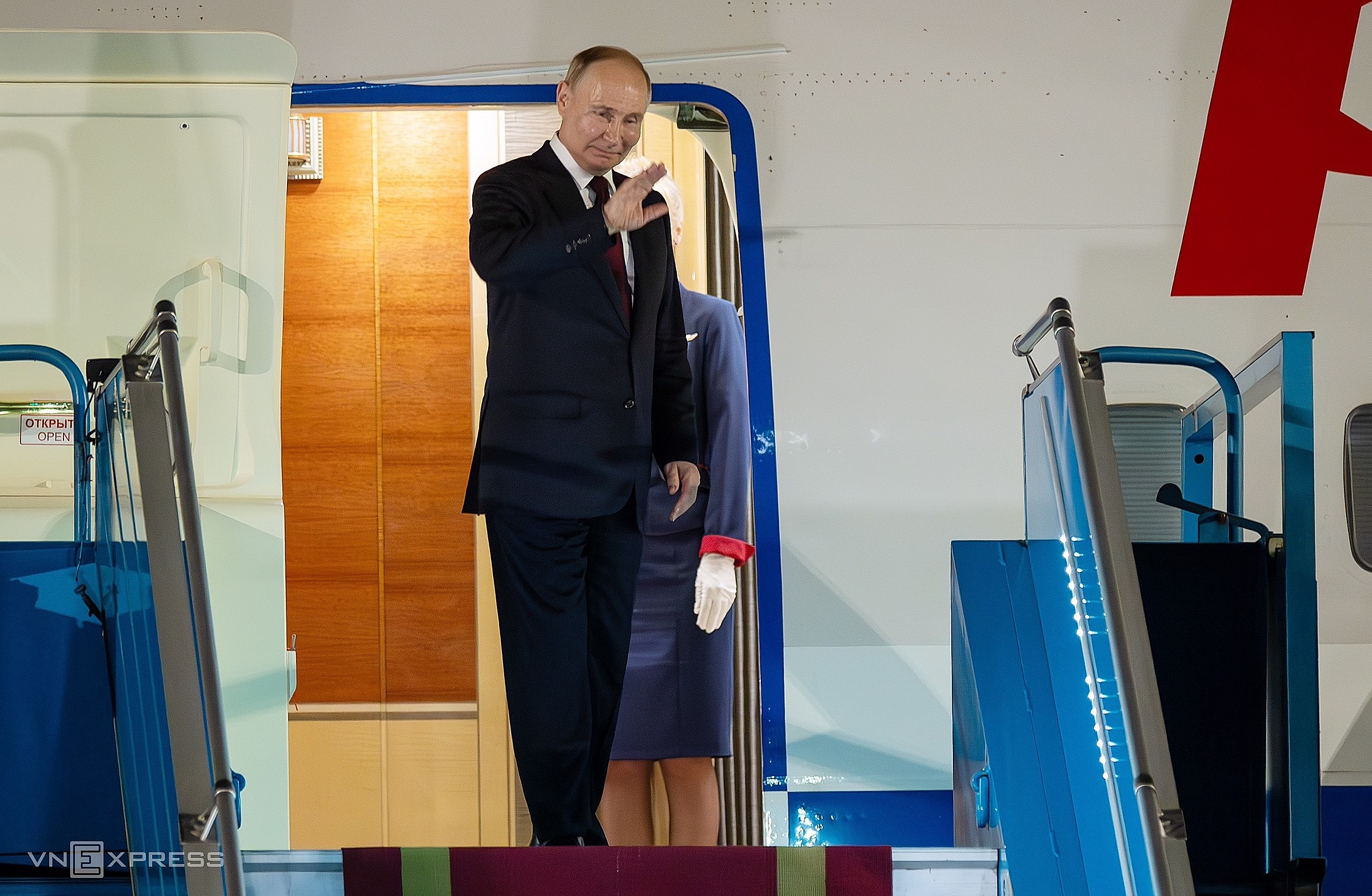 Tổng thống Nga Vladimir Putin lên chuyên cơ, vẫy tay chào người tiễn. Ảnh: Giang Huy