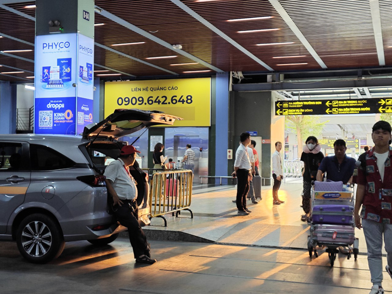 Sau phản ánh của Tuổi Trẻ, lãnh đạo Tân Sơn Nhất họp gấp chấn chỉnh taxi chèo kéo, nâng giá cước- Ảnh 2. Khu vực nhà xe TCP có nhiều doanh nghiệp taxi hợp đồng, xe công nghệ hoạt động. Ở khu vực này, khách hàng thường phản ánh tình trạng bị "chặt chém", nâng giá cước hoặc chèo kéo của nhân viên taxi hợp đồng - Ảnh: CÔNG TRUNG