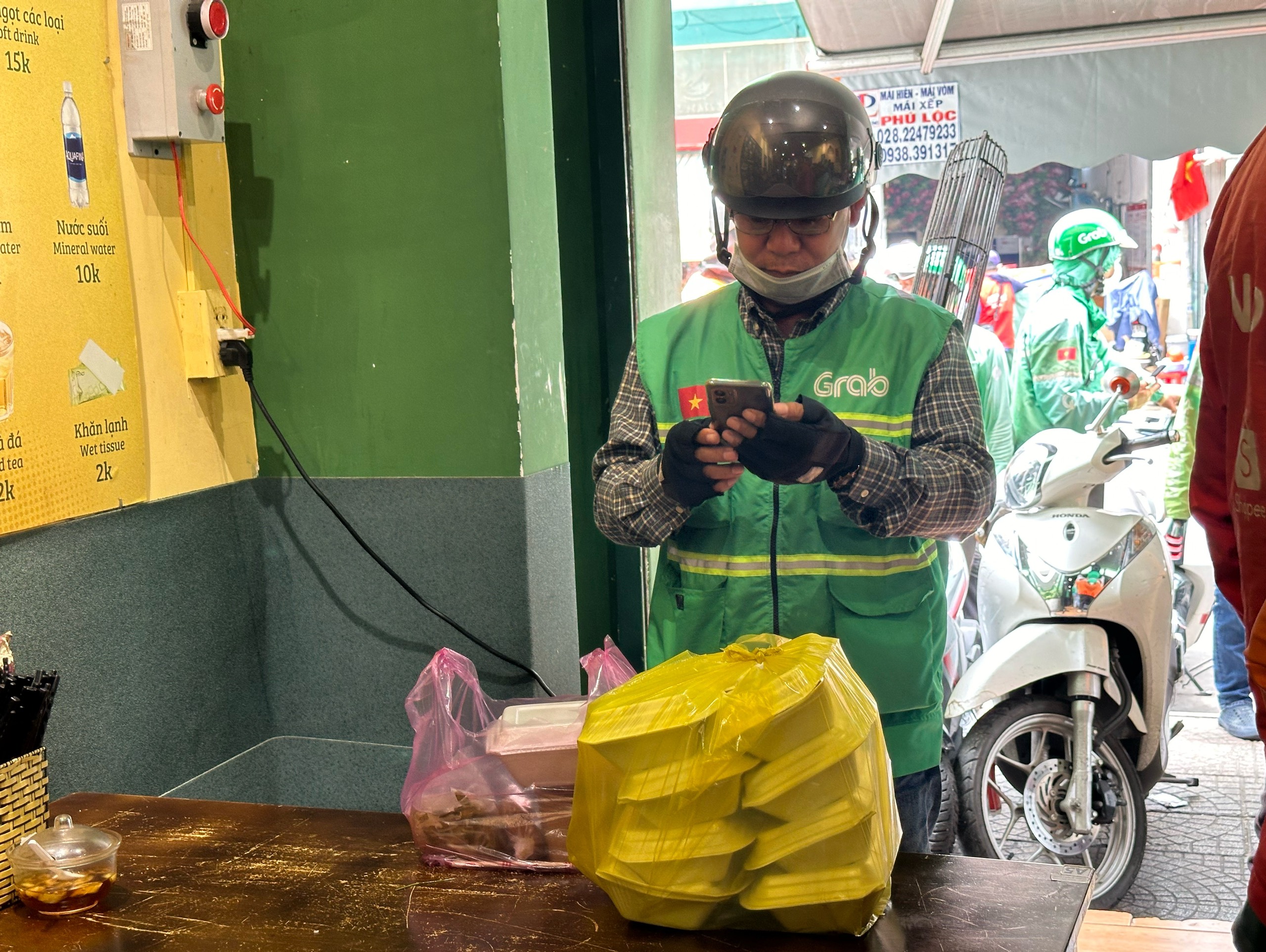 Shipper 'vây kín' quán chay TP.HCM, quán bán gấp 3 - 4 lần dịp lễ Phật đản- Ảnh 7. Nhiều shipper cho biết họ nhận đơn hàng với số lượng lớn hàng chục phần ăn, chủ yếu giao đến các công ty văn phòng ở trung tâm TP.HCM hoặc gia đình