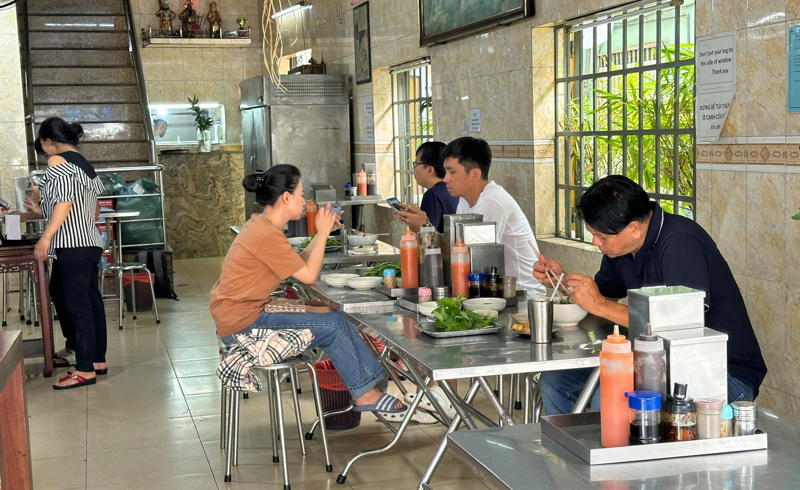 Quán 'phở Michelin' ở TP.HCM mở từ năm 1958: Chuyện chủ quán đứng quầy từ sáng tới tối- Ảnh 2. Quán 'phở Michelin' ở TP.HCM mở từ năm 1958: Chuyện chủ quán đứng quầy từ sáng tới tối- Ảnh 2.