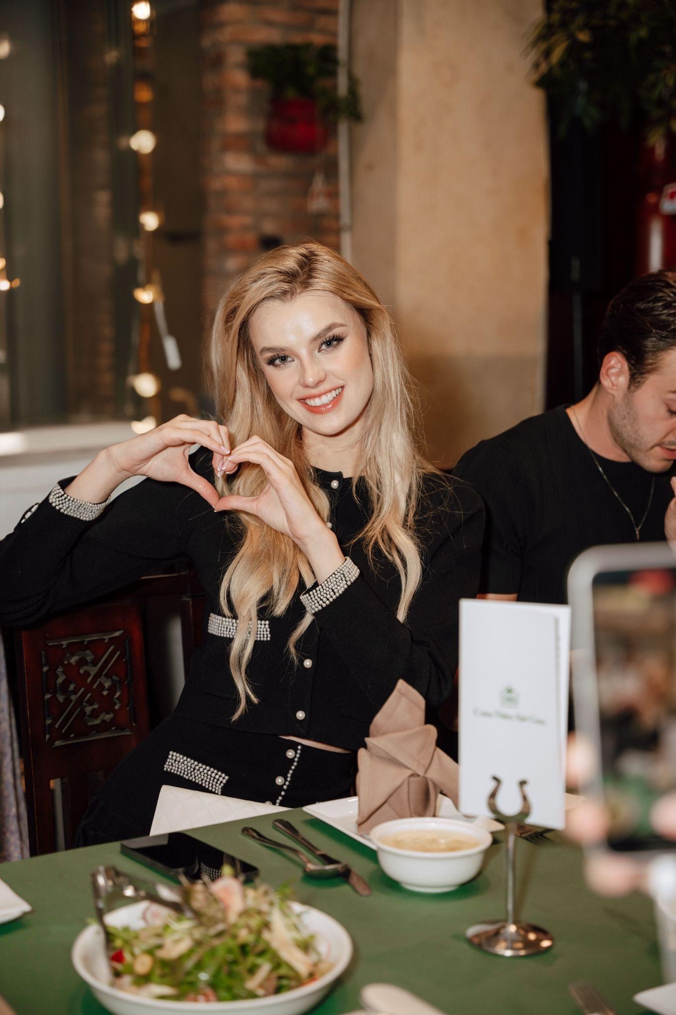 Miss World 2024 Krystyna Pyskovas dùng bữa tối tại Cơm Niêu Sài Gòn Miss World 2024 Krystyna Pyskovas dùng bữa tối tại Cơm Niêu Sài Gòn