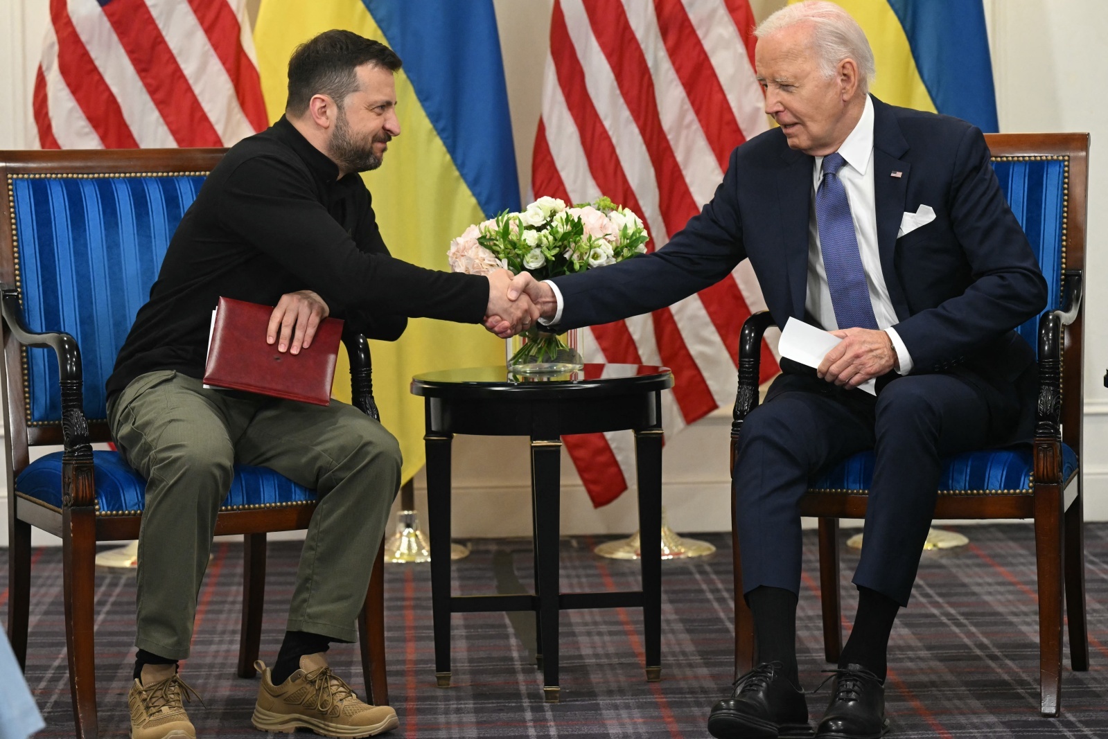 Tổng thống Mỹ Joe Biden (phải) gặp Tổng thống Ukraine Volodymyr Zelensky tại Paris ngày 7/6. Ảnh: AFP