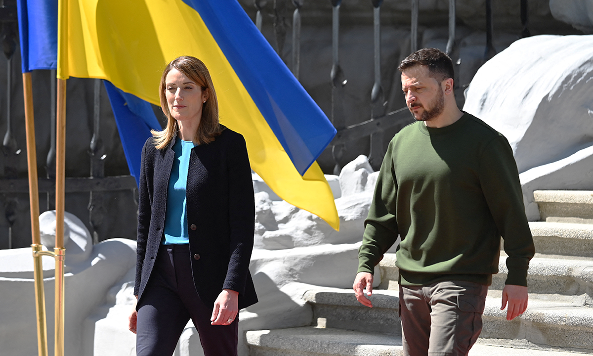Chủ tịch Nghị viện châu Âu Roberta Metsola (trái) và Tổng thống Ukraine Volodymyr Zelenksy tại Kiev hôm 9/5. Ảnh: AFP