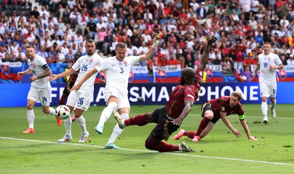 Lukaku (đỏ) dứt điểm cận thành ở trận gặp Slovakia, trên sân Deutsche Bank Park, Frankfurt, Đức hôm 17/6. Ảnh: Reuters