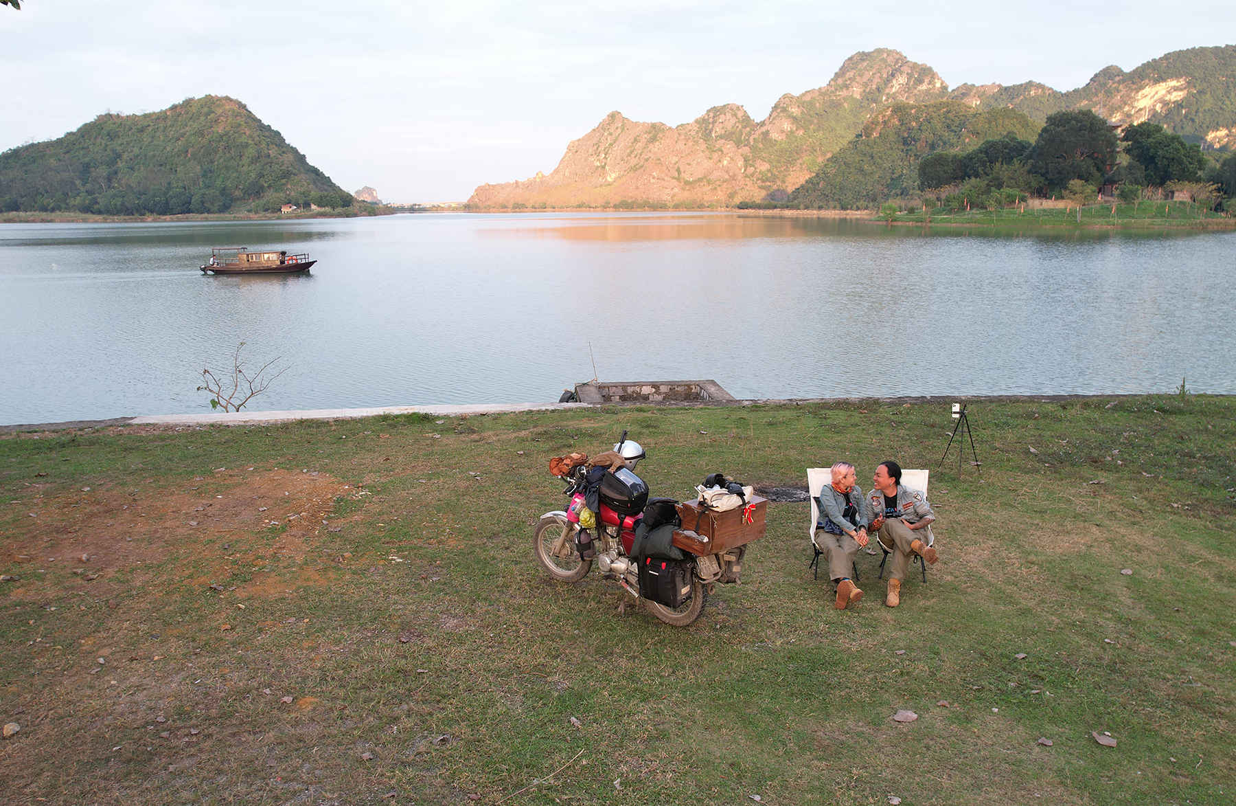 Vợ chồng Phú Cường - Thùy Trân tại Ninh Bình. Ảnh: NVCC