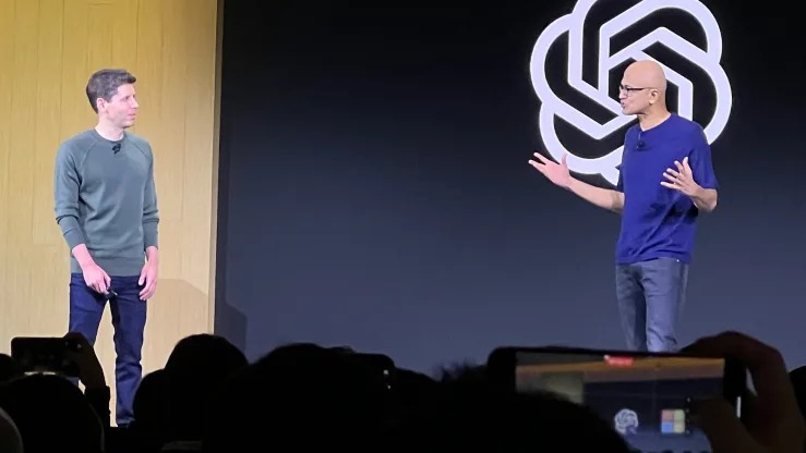 CEO OpenAI Sam Altman (trái) và CEO Microsoft Satya Nadella tại một sự kiện của OpenAI hồi tháng 6/2023. Ảnh: CNBC