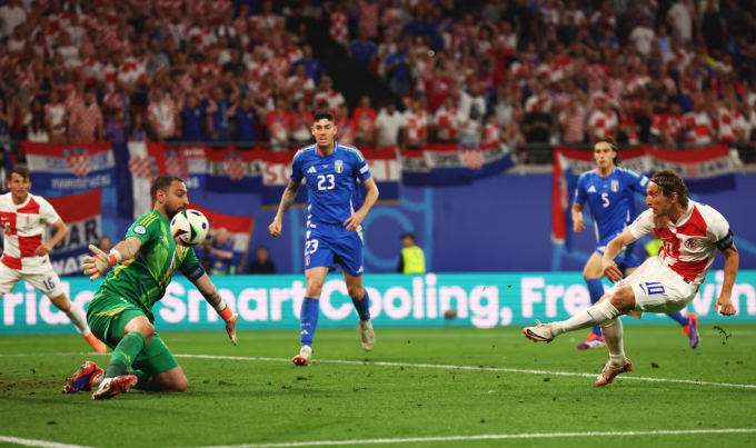 Modric mở tỷ số cho Croatia sau khi đá hỏng phạt đền. Ảnh: Reuters