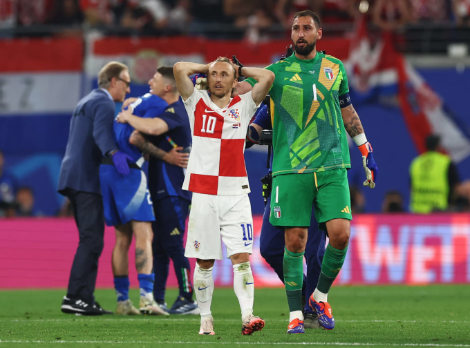 Donnarumma an ủi Modric sau khi trận đấu kết thúc. Ảnh: Reuters