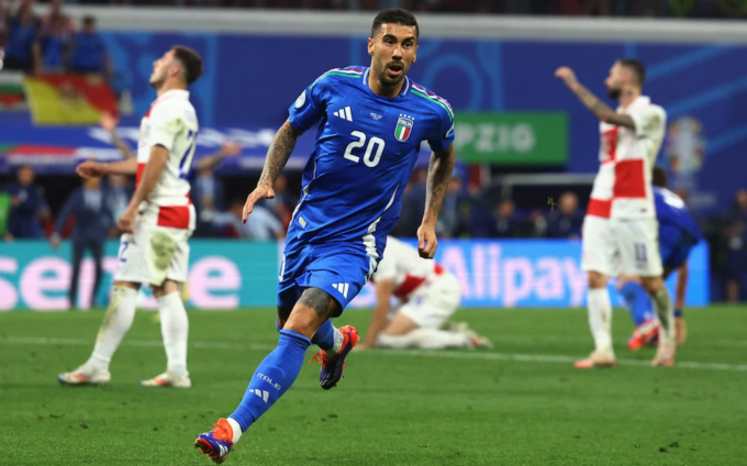 Zaccagni chạy đến cột góc để chia vui sau khi gỡ hòa cho Italy, phía sau anh là nỗi thất vọng của Croatia. Ảnh: Reuters