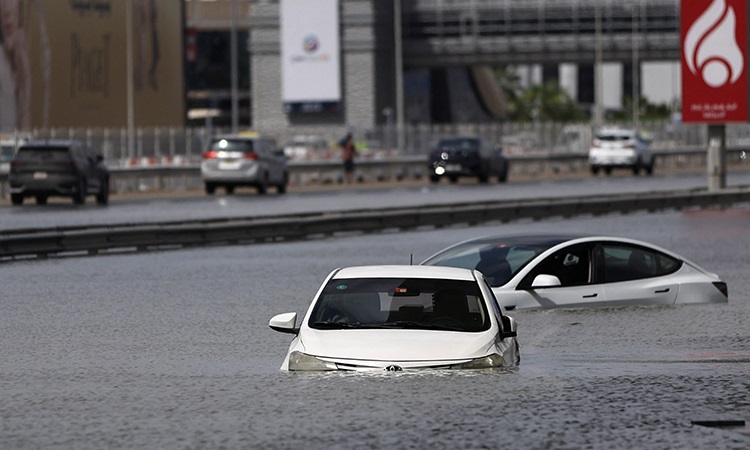 Những chiếc xe mắc kẹt trong lụt lội do mưa lớn gây ra ở Dubai hồi giữa tháng 4. Ảnh: Reuters