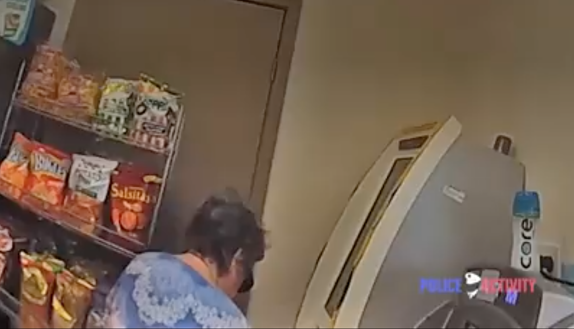 Cụ bà vẫn dang nạp tiền vào máy ATM Bitcoin khi cảnh sát đến. Ảnh: Poclie 1
