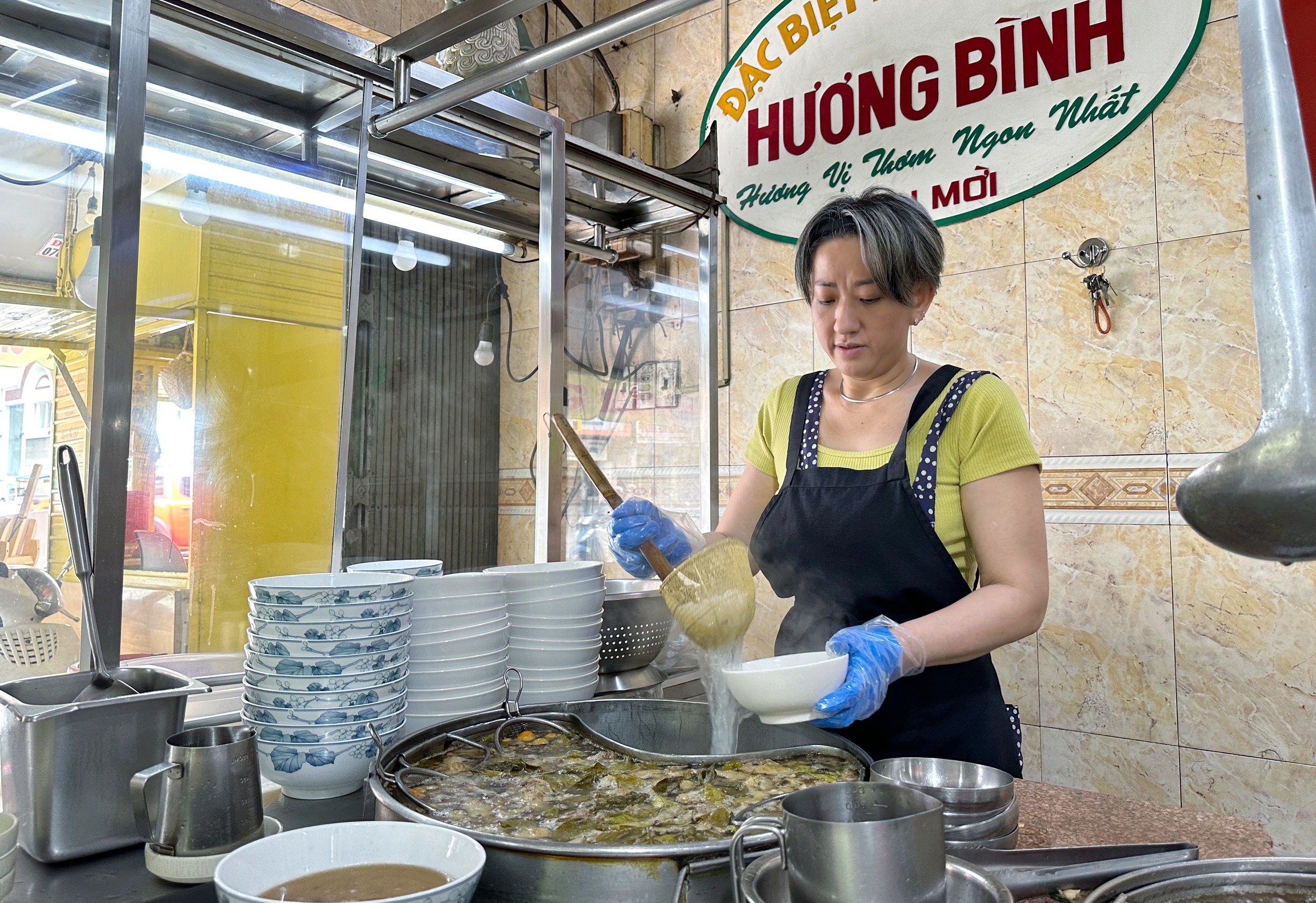 Quán 'phở Michelin' ở TP.HCM mở từ năm 1958: Chuyện chủ quán đứng quầy từ sáng tới tối- Ảnh 1. Quán 'phở Michelin' ở TP.HCM mở từ năm 1958: Chuyện chủ quán đứng quầy từ sáng tới tối- Ảnh 1.