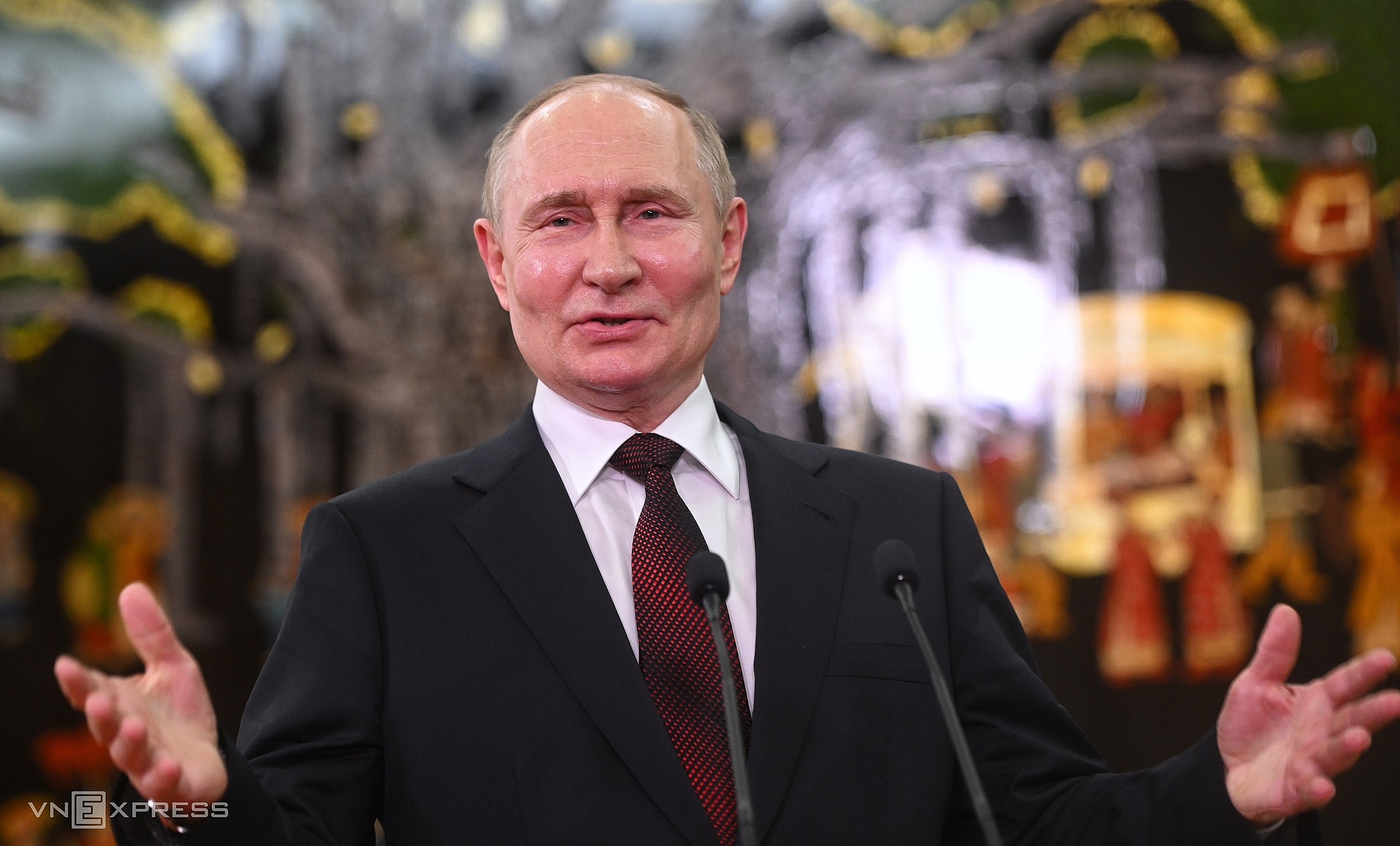 Tổng thống Nga Vladimir Putin phát biểu trước báo giới tại sân bay Nội Bài trước khi lên chuyên cơ về nước. Ảnh: Giang Huy