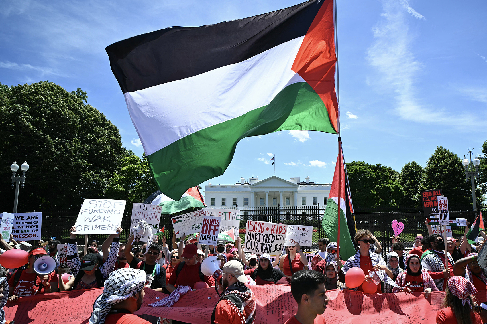 Người biểu tình phản đối Tổng thống Joe Biden vì chiến sự Gaza tập trung bên ngoài Nhà Trắng ngày 8/6. Ảnh: AFP