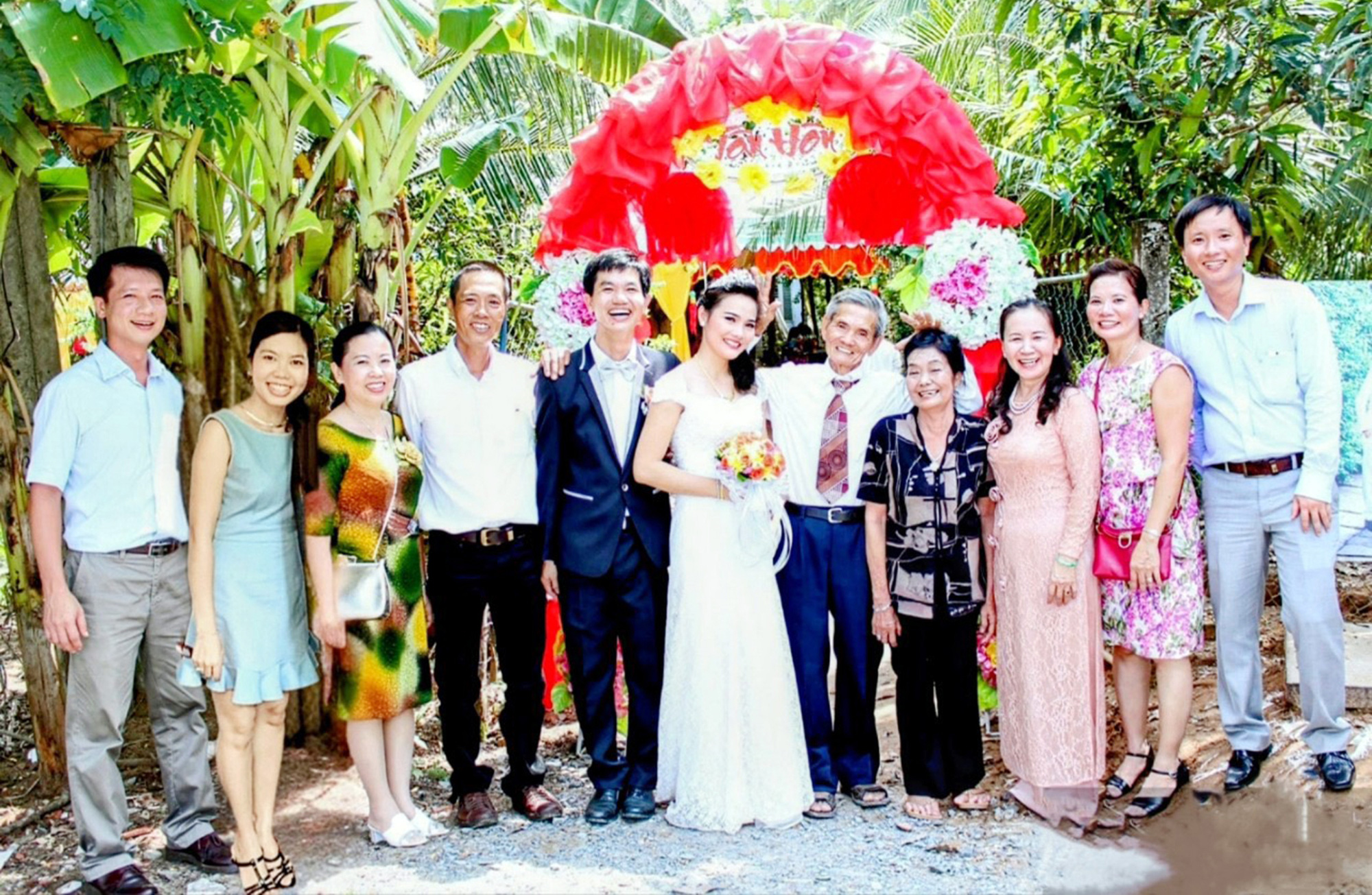 Ông Tư thợ bạc (thứ 5 từ phải qua) trong ngày vui của cháu - Ảnh: NVCC Ông Tư thợ bạc (thứ 5 từ phải qua) trong ngày vui của cháu - Ảnh: NVCC