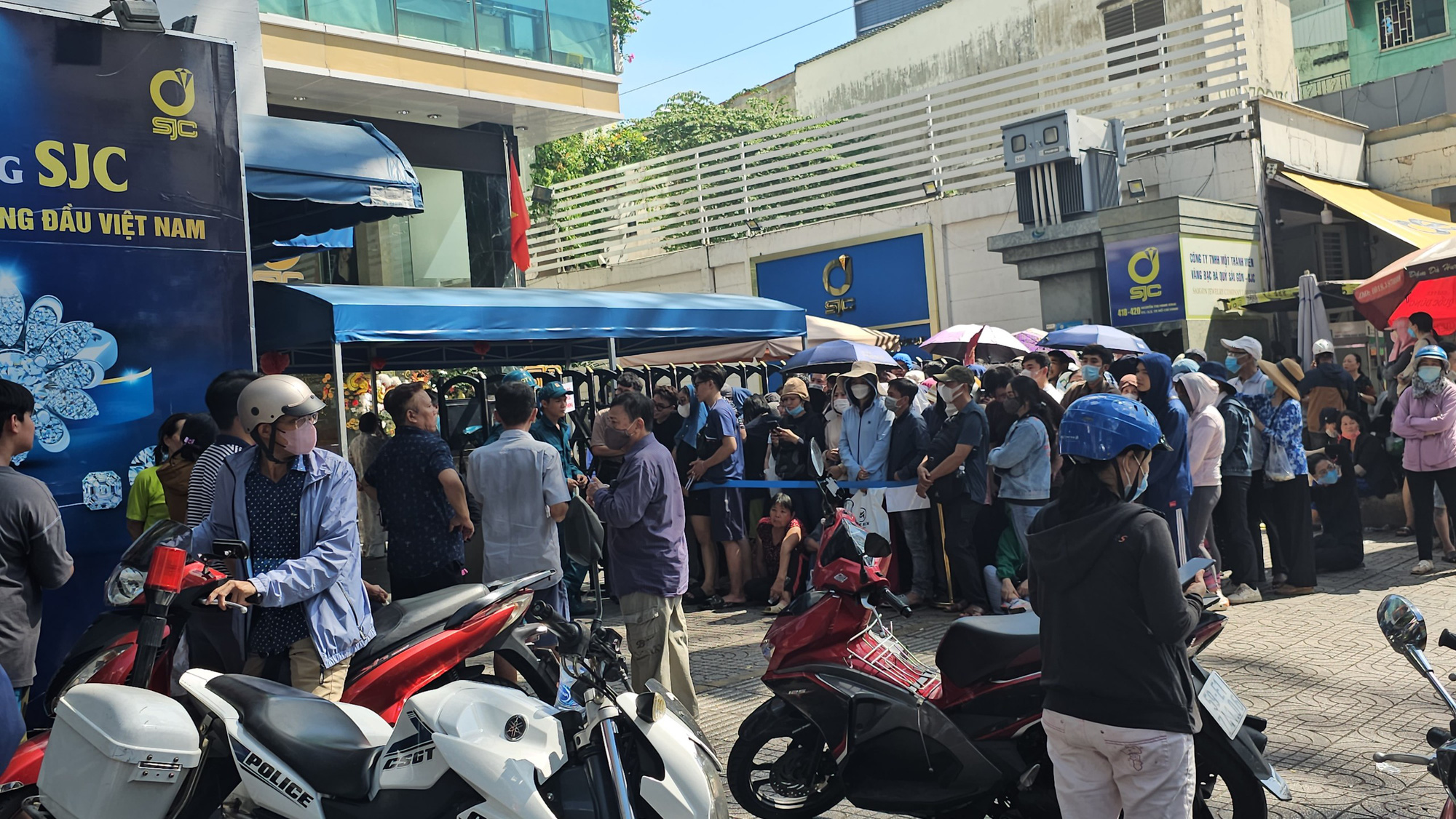 Dòng người xếp hàng mua vàng ở SJC (Q.1, TP.HCM) sáng nay 12-6 - Ảnh: VĂN TRƯƠNG Dòng người xếp hàng mua vàng ở SJC (Q.1, TP.HCM) sáng nay 12-6 - Ảnh: VĂN TRƯƠNG